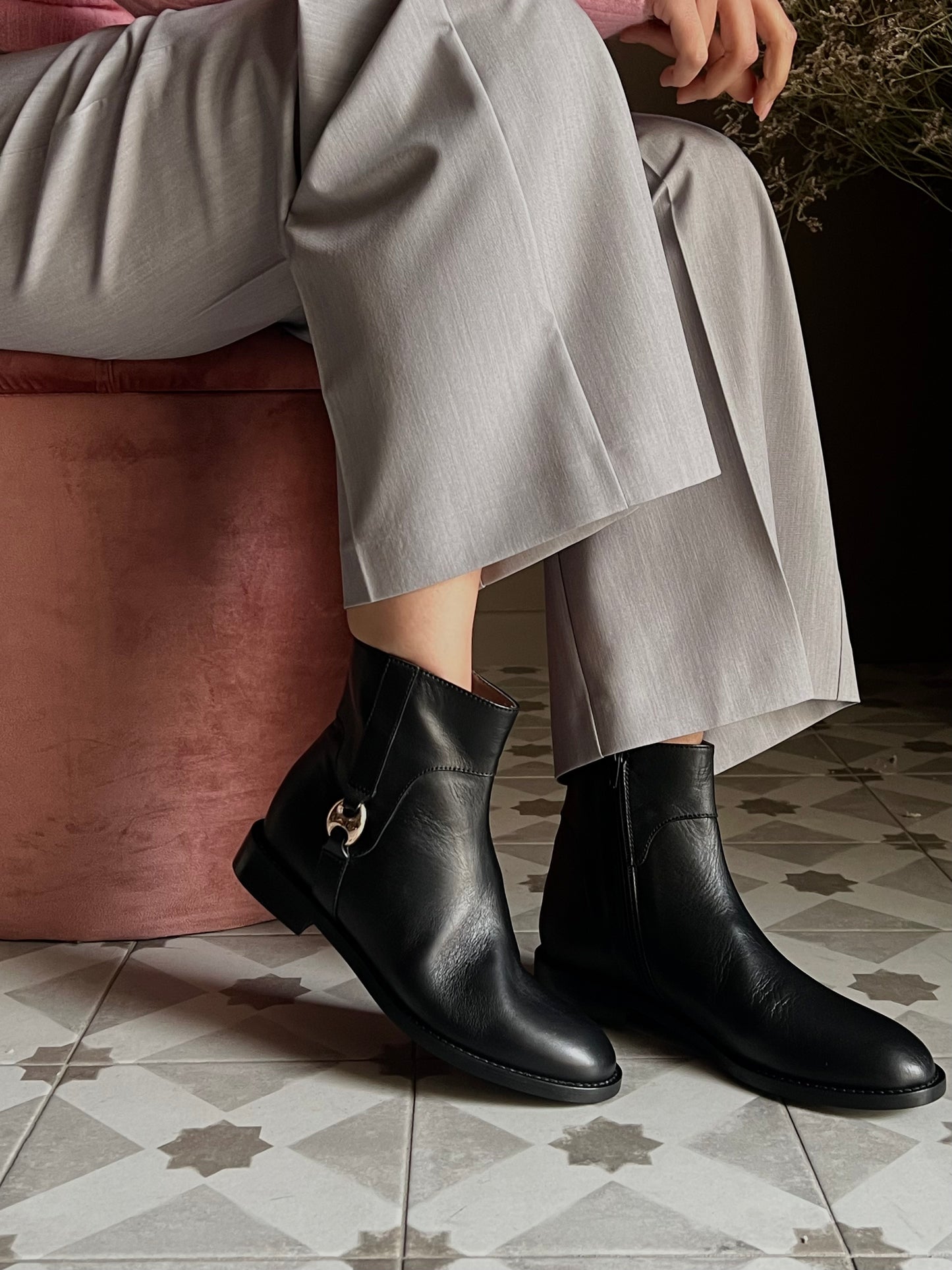 Stivaletto in pelle con dettaglio fibbietta