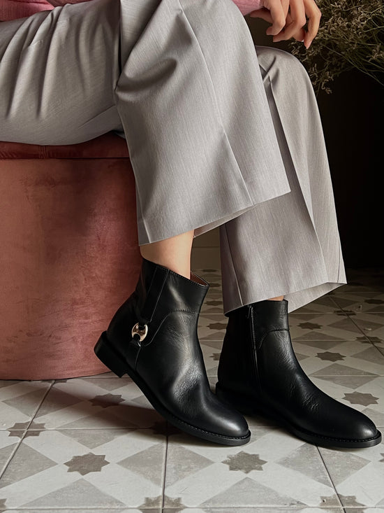 Stivaletto in pelle con dettaglio fibbietta