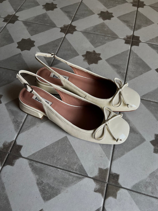 Slingback in vernice  con fiocchetto