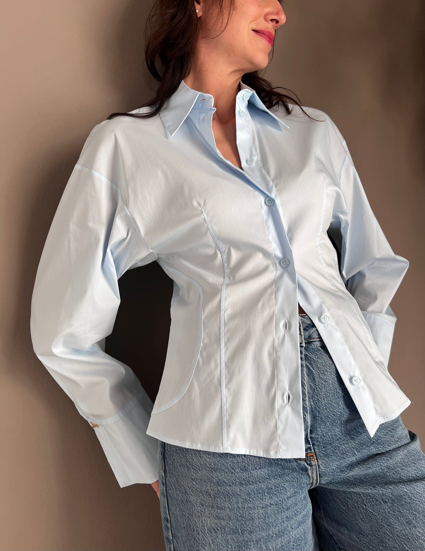 Camicia in cotone con spalla scesa Azzurra