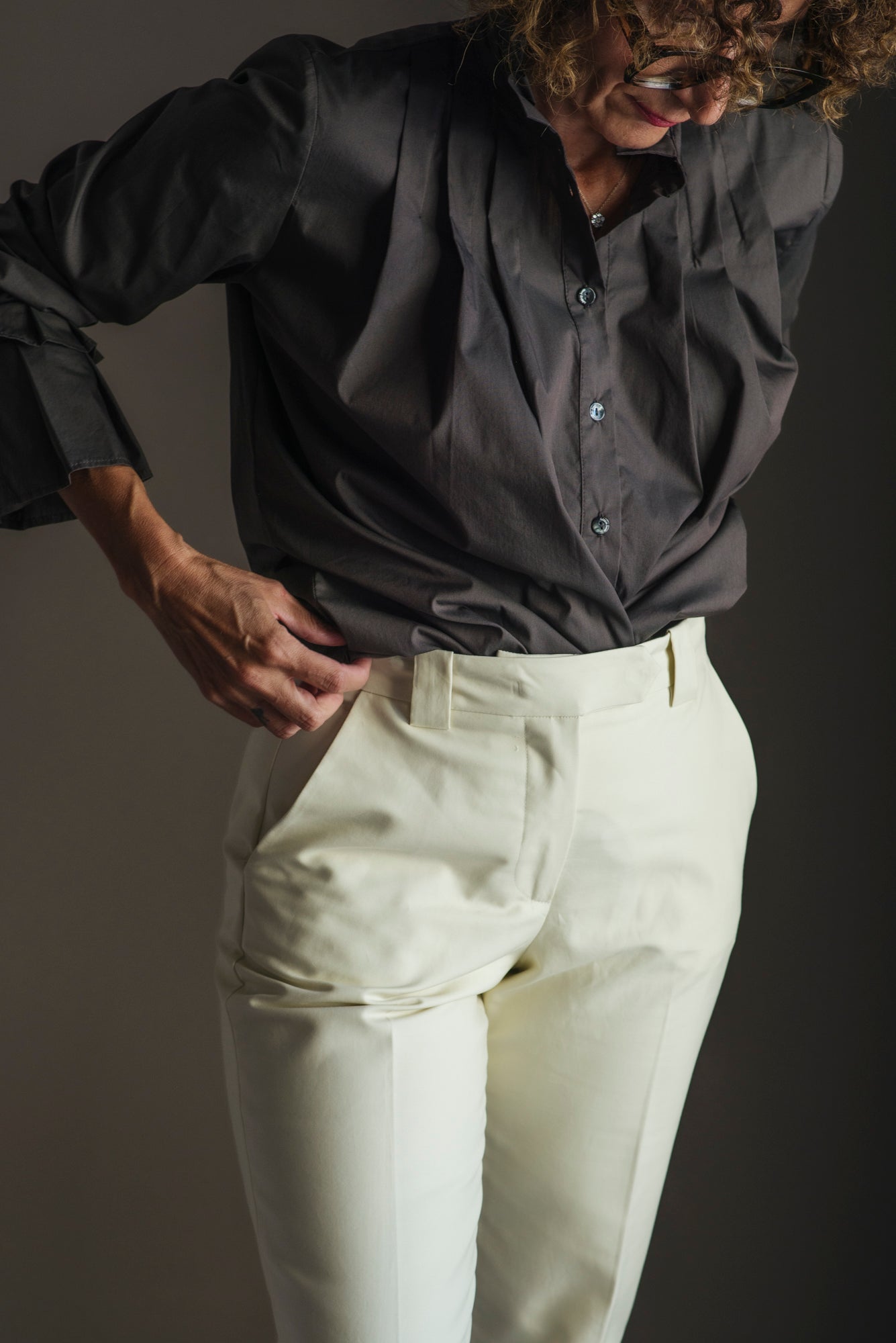 Camicia svasata in cotone liscio con dettagli plisse’