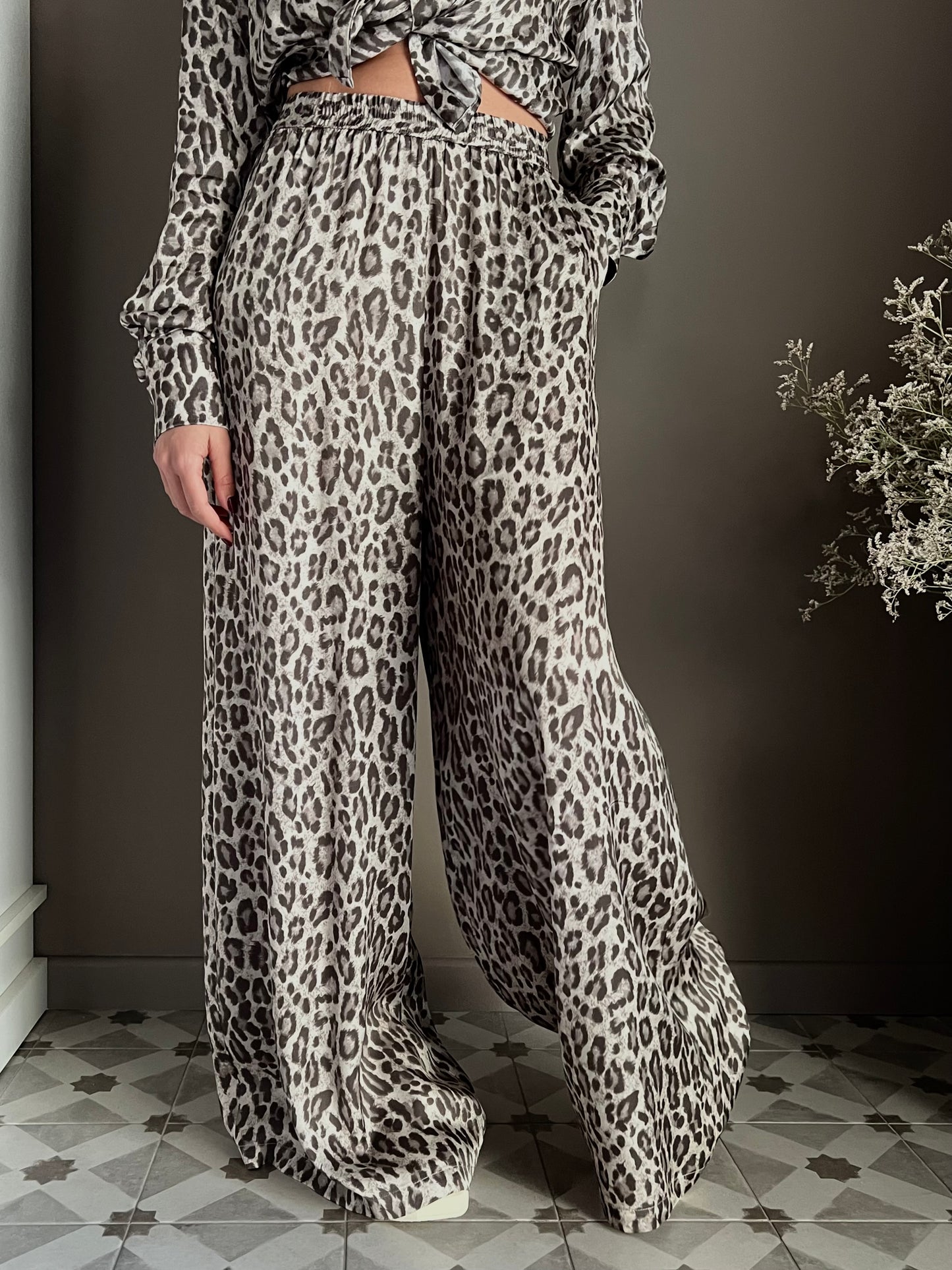 Pantalone in viscosa con stampa animalier