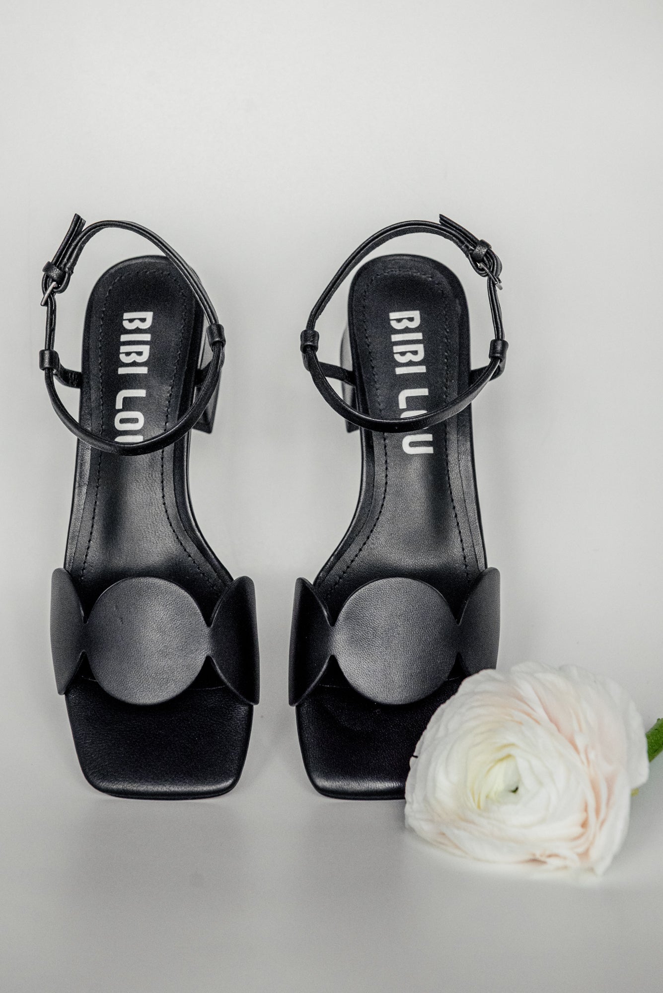 Sandalo in pelle nera con fascia semicerchio