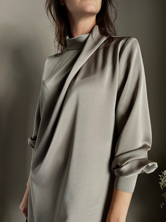 Abito in satin con collo drappeggiato