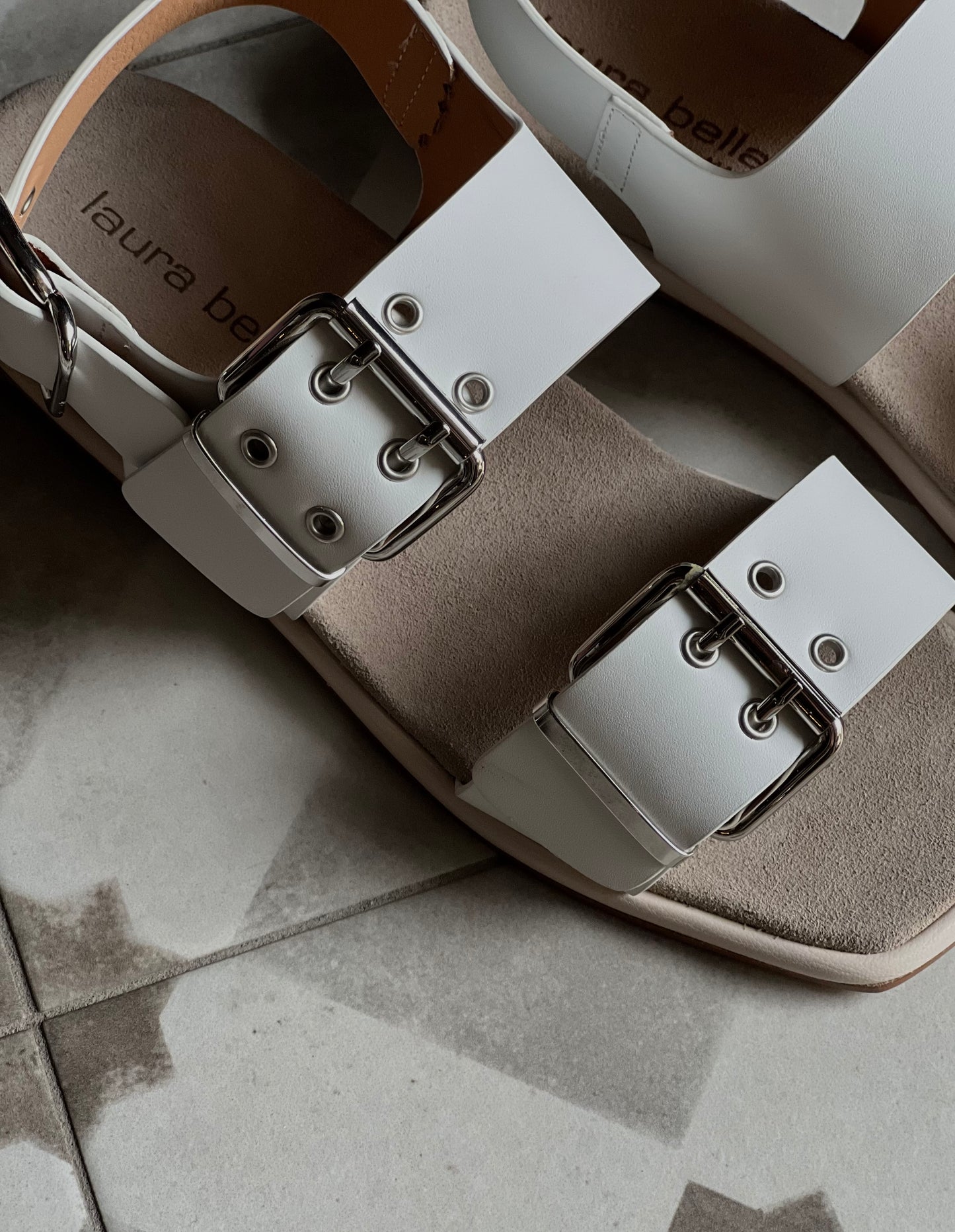 Sandalo in pelle con doppia fascia con fibbie argento