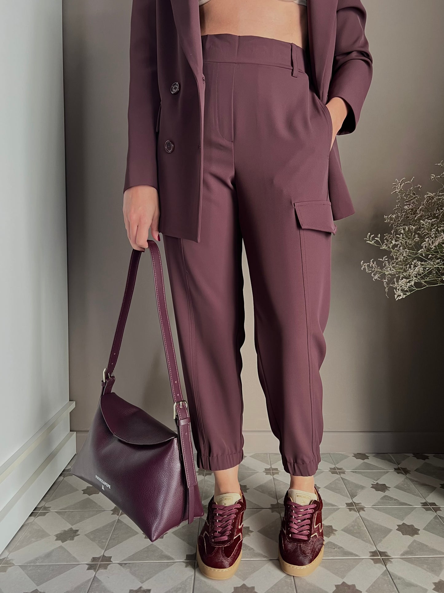Pantalone in crepe cargo bordeaux