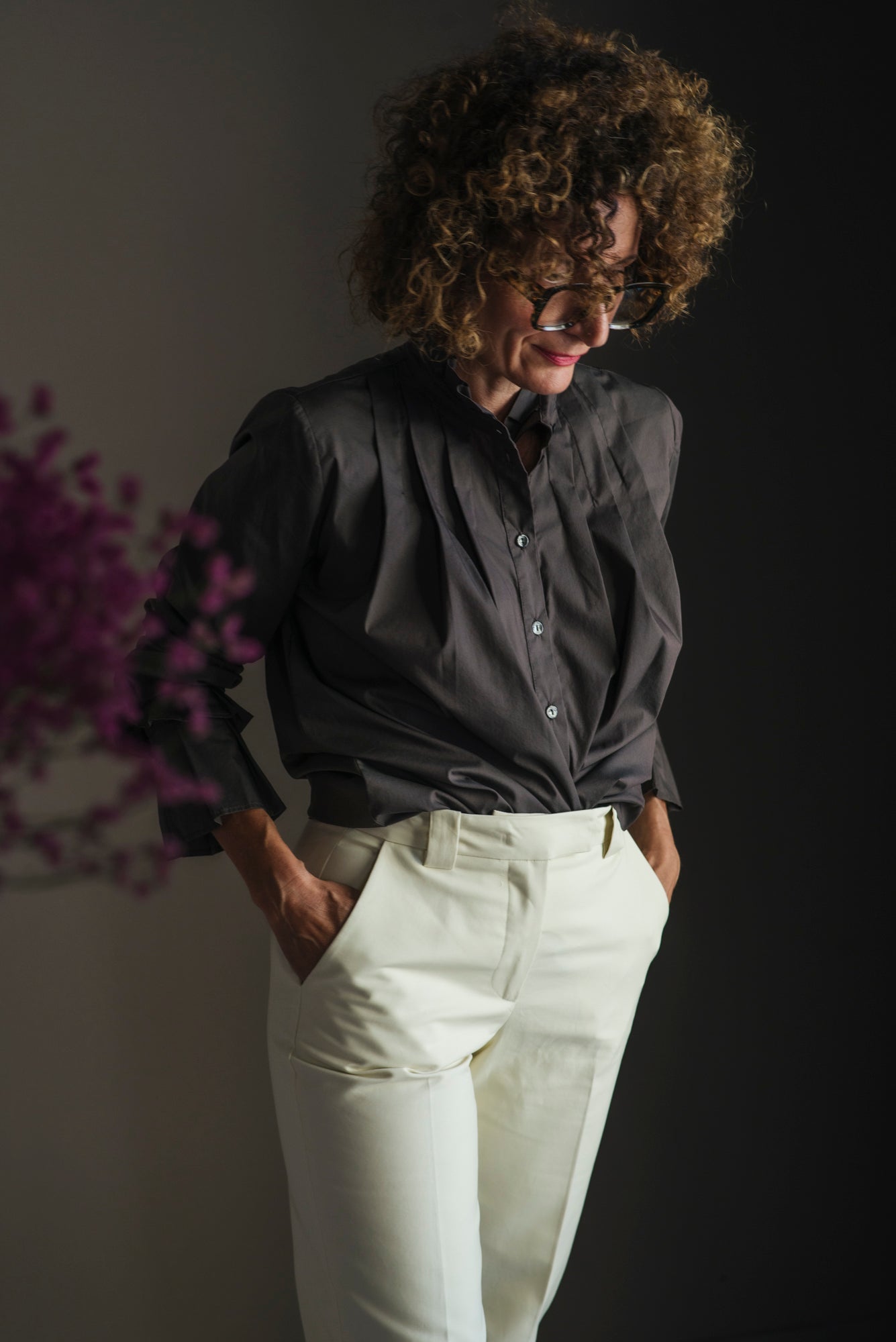 Camicia svasata in cotone liscio con dettagli plisse’