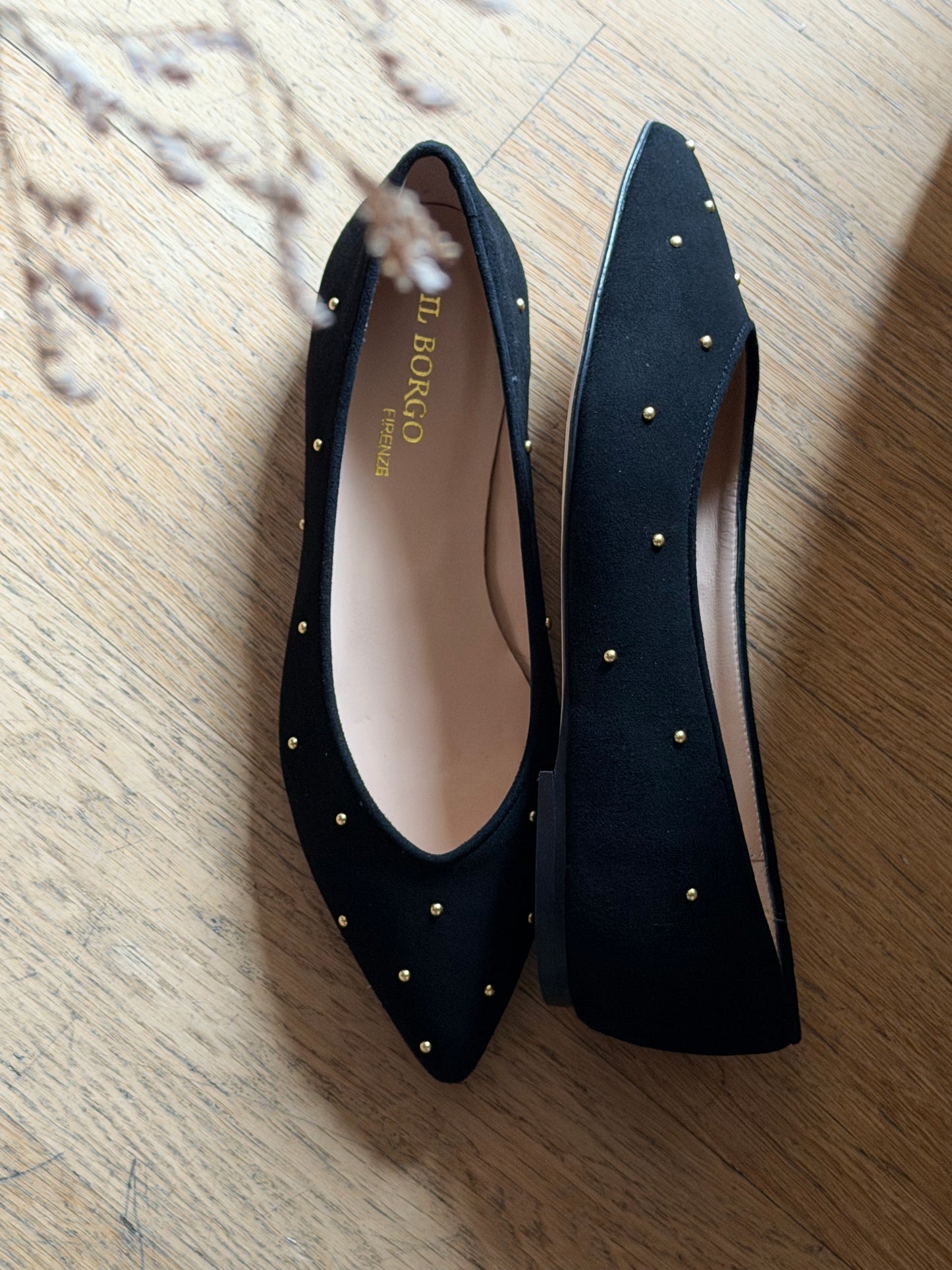 Decolletè flat in suede nera