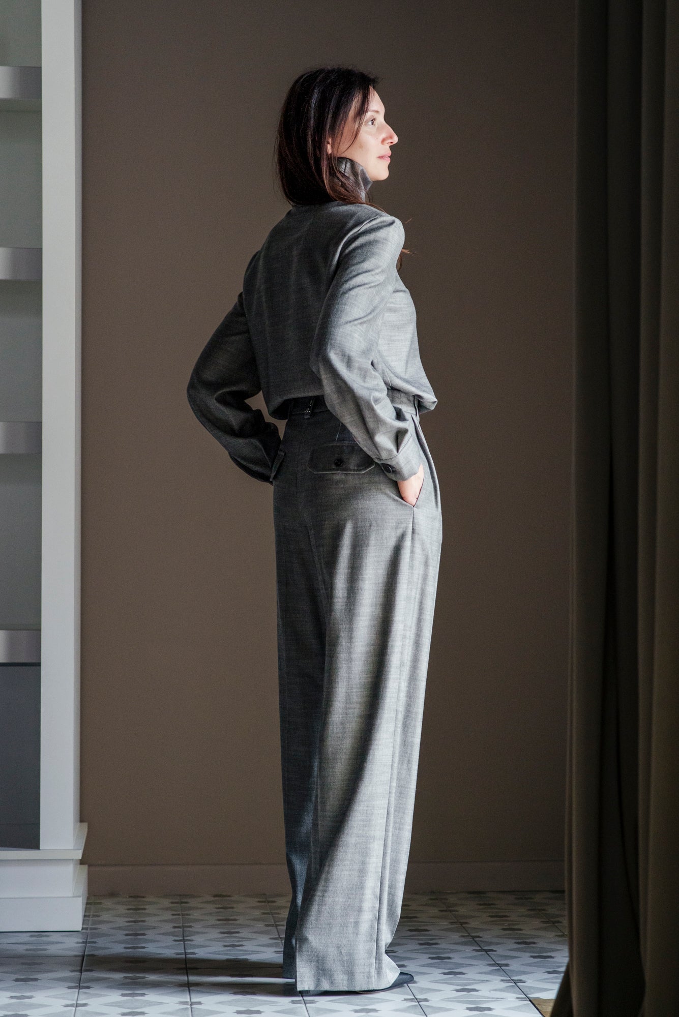 Blusa con collo alto e bottoni