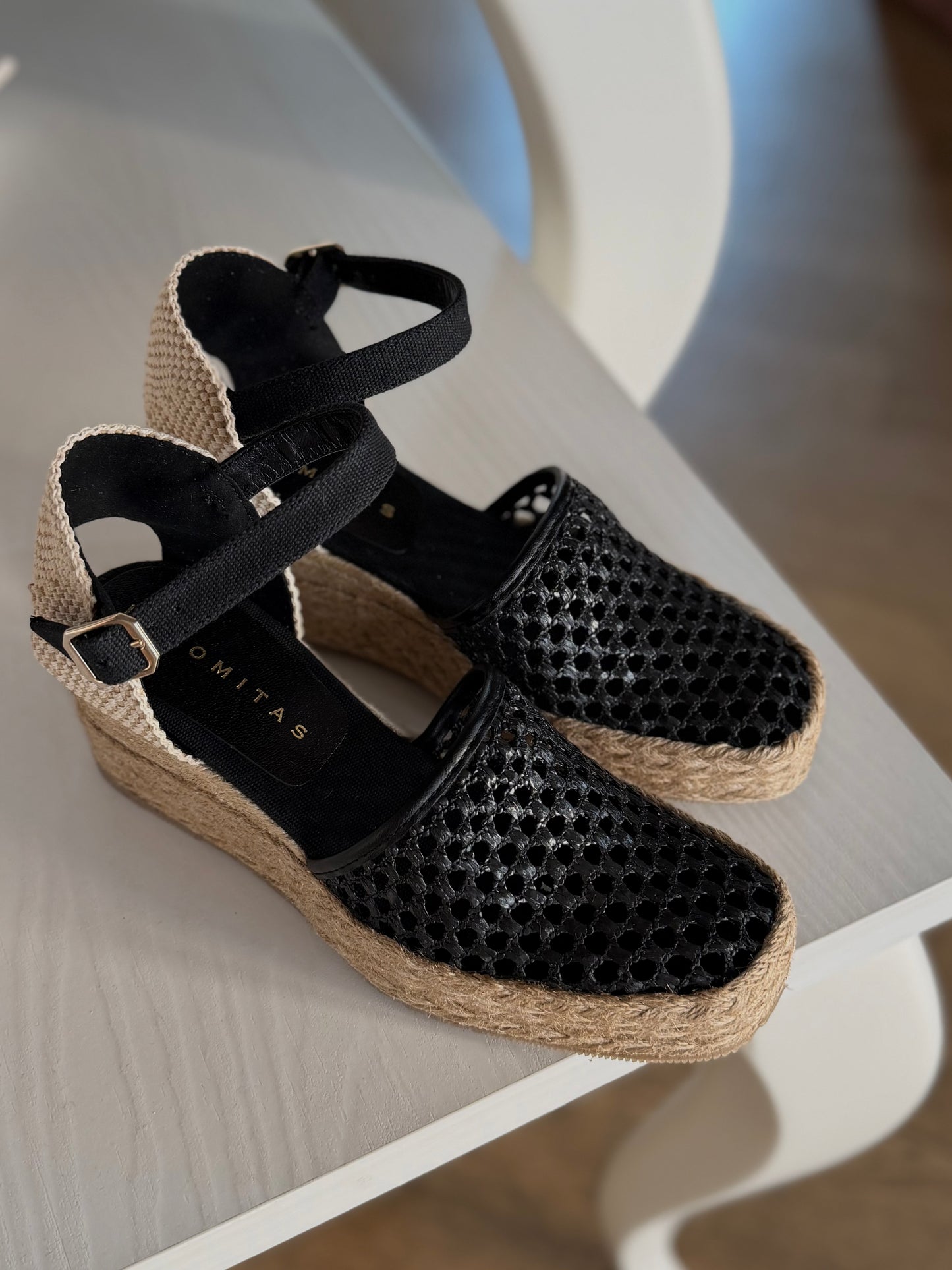 Sandalo con zeppa in corda traforato nero