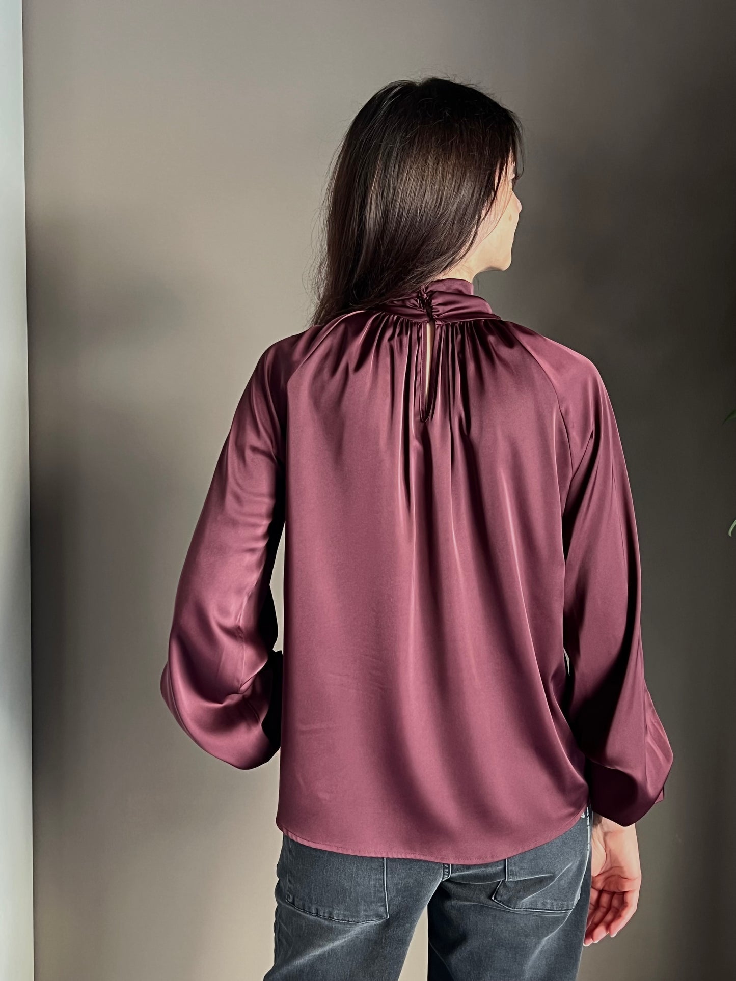 Camicia in satin con taglio cout-out sulla spalla