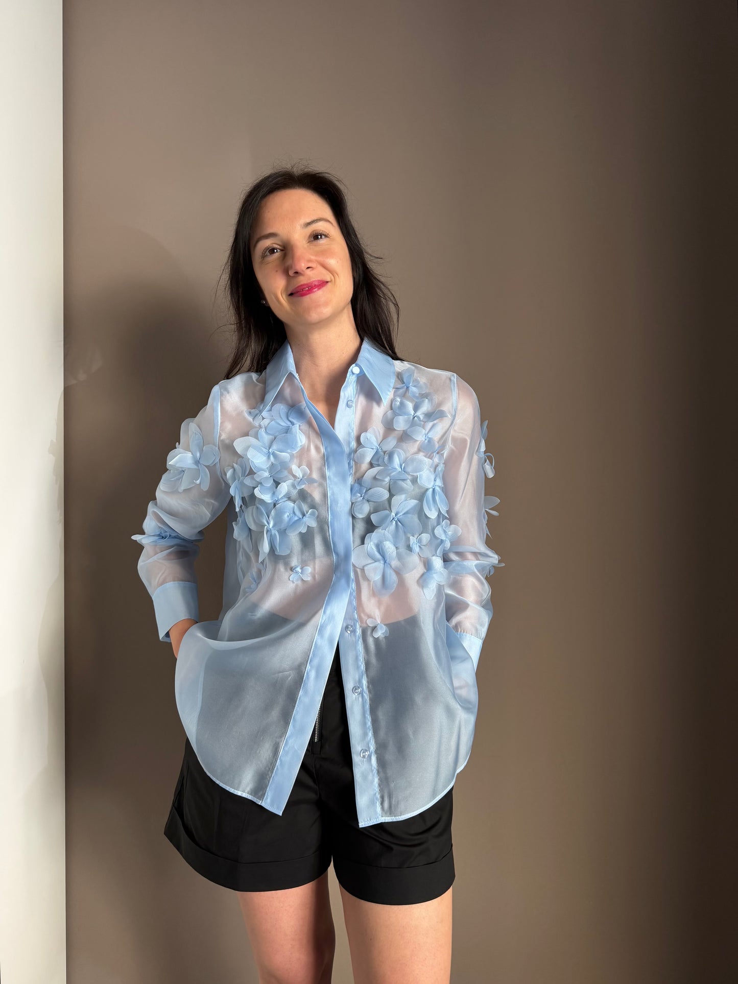 Camicia Azzurra con Applicazioni Floreali