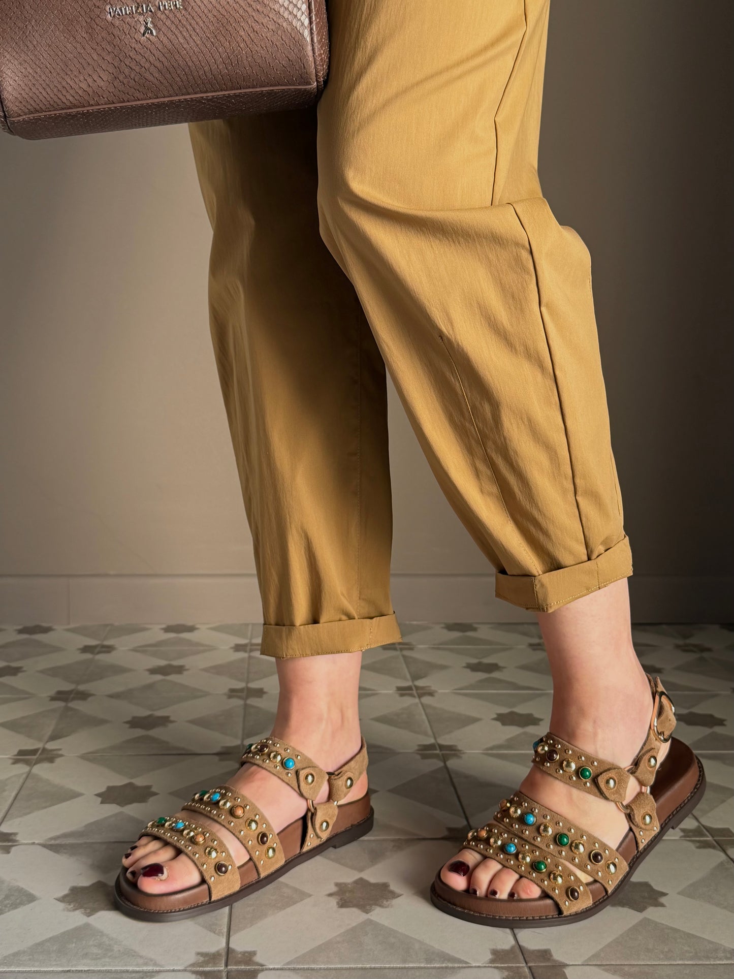 Sandalo in camoscio beige con cabochon e borchiette