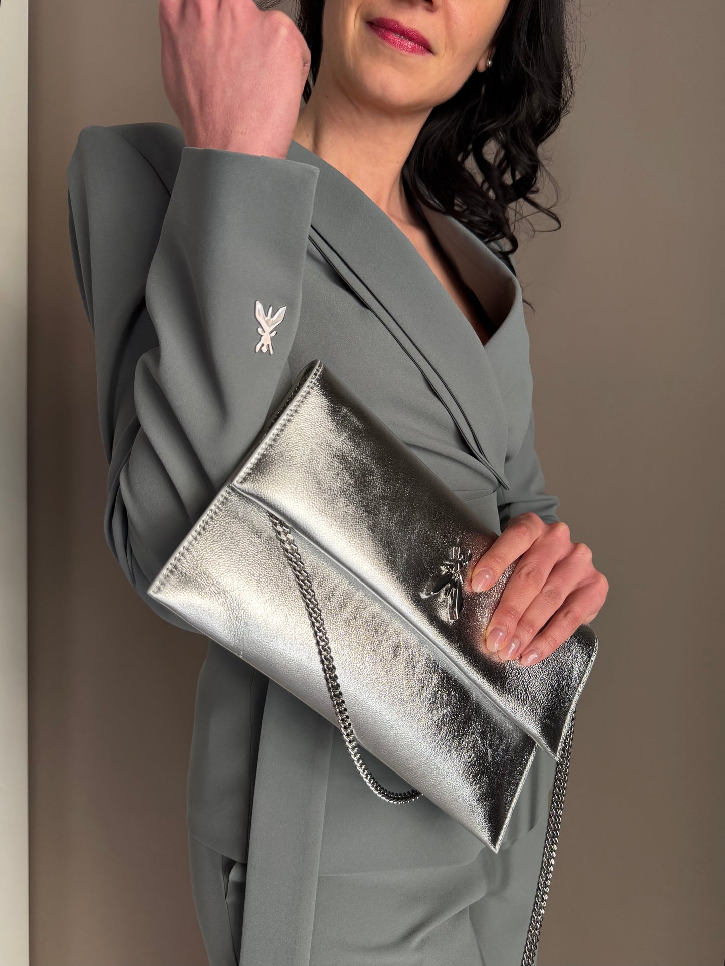 Borsa pochette in pelle laminata silver