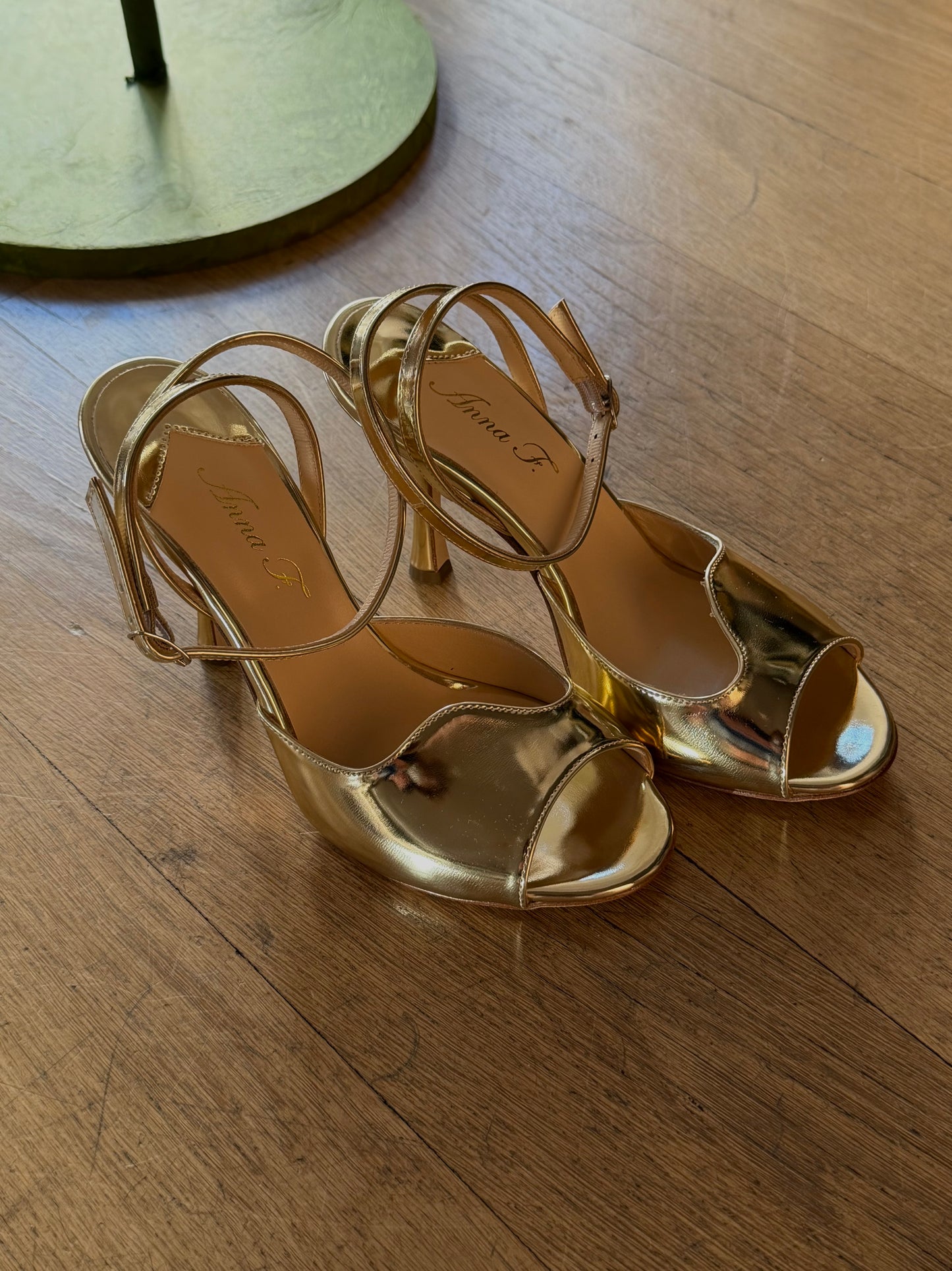 Sandalo in pelle laminata oro Anna F