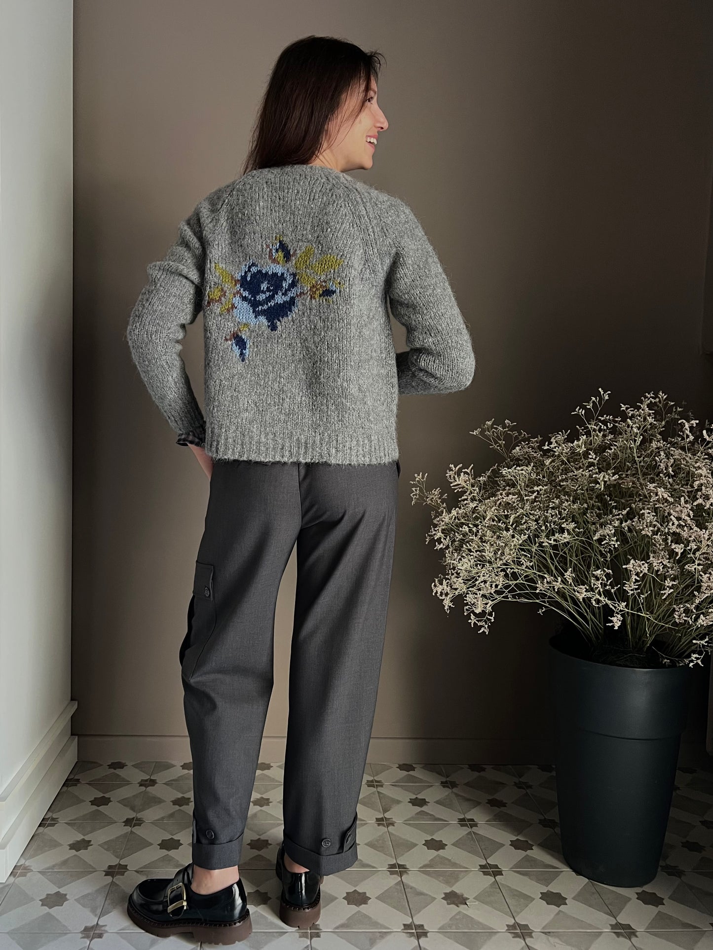 Cardigan grigio con ricamo