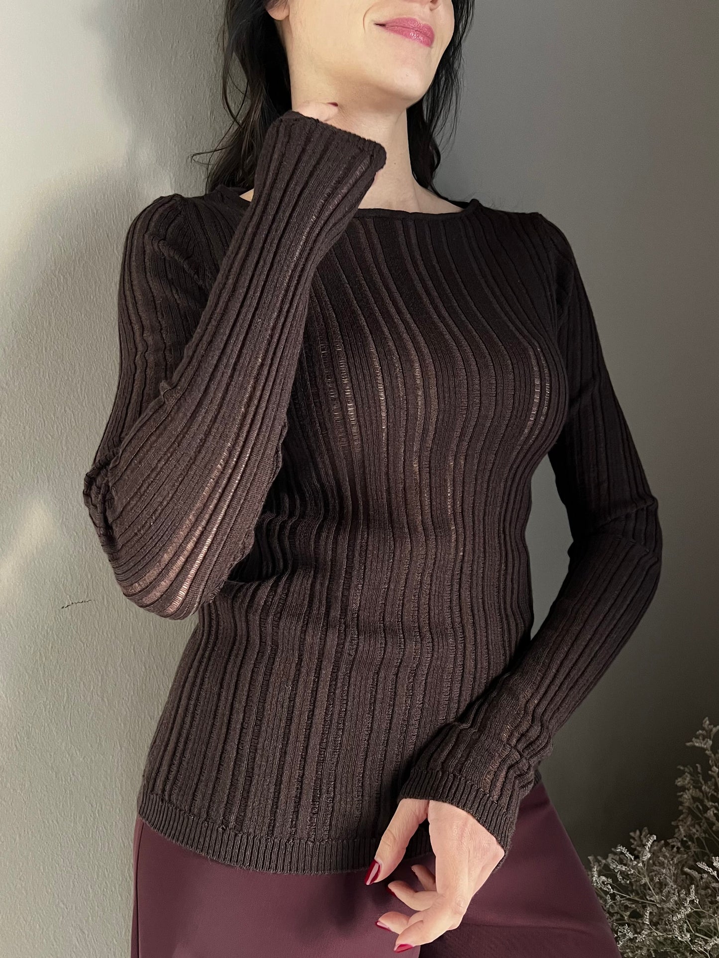 Maglia slim fit a costine in misto lana fondente