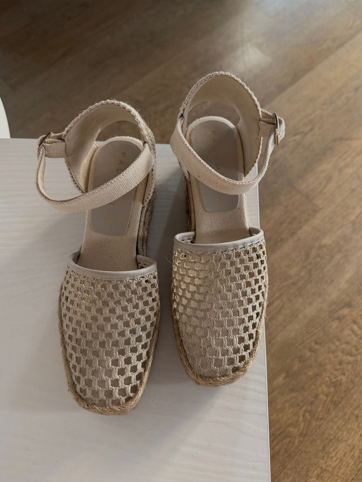 Sandalo con zeppa in corda in cotone traforato beige