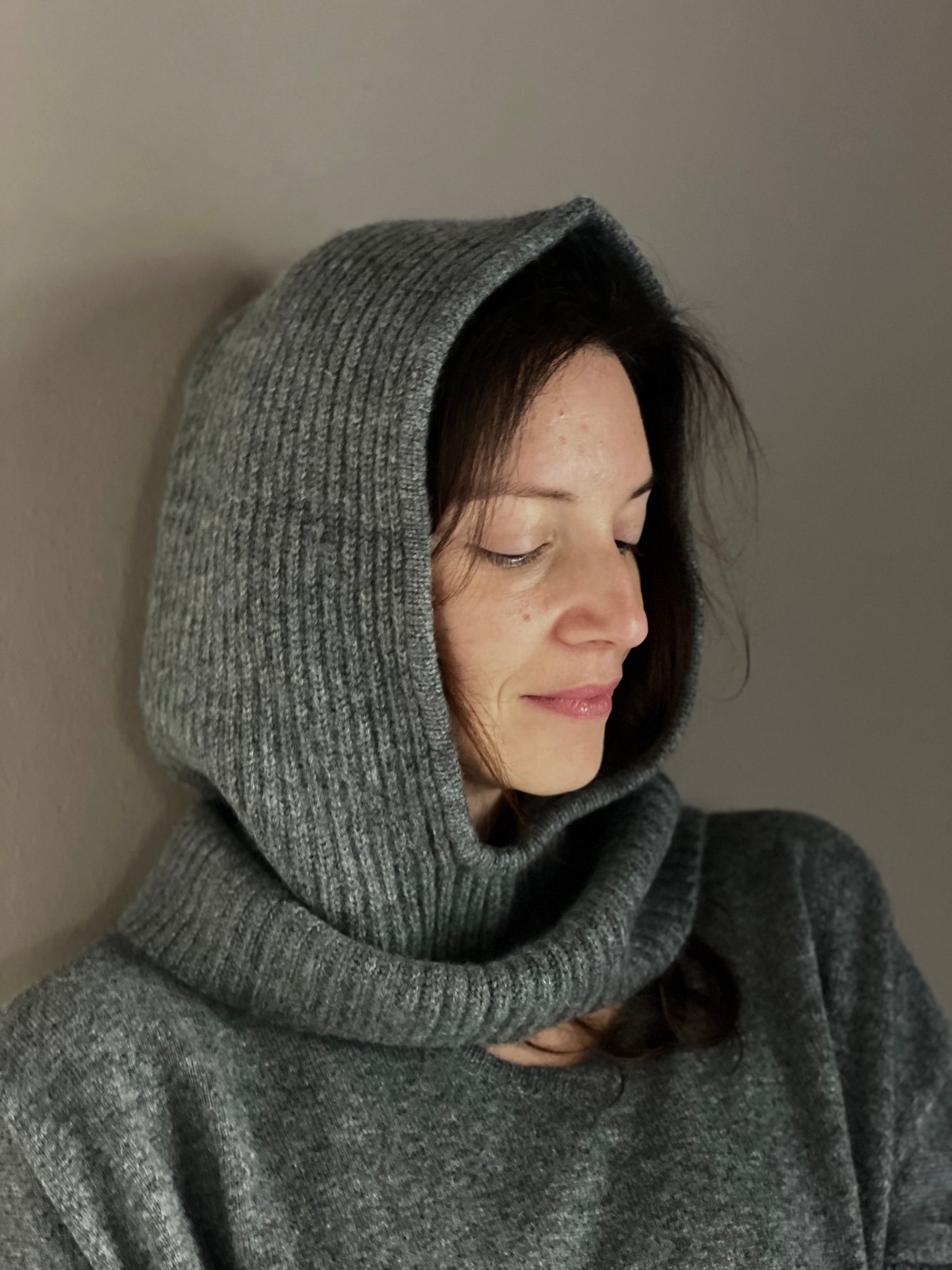 Cappuccio/balaclava in cashmere grigio