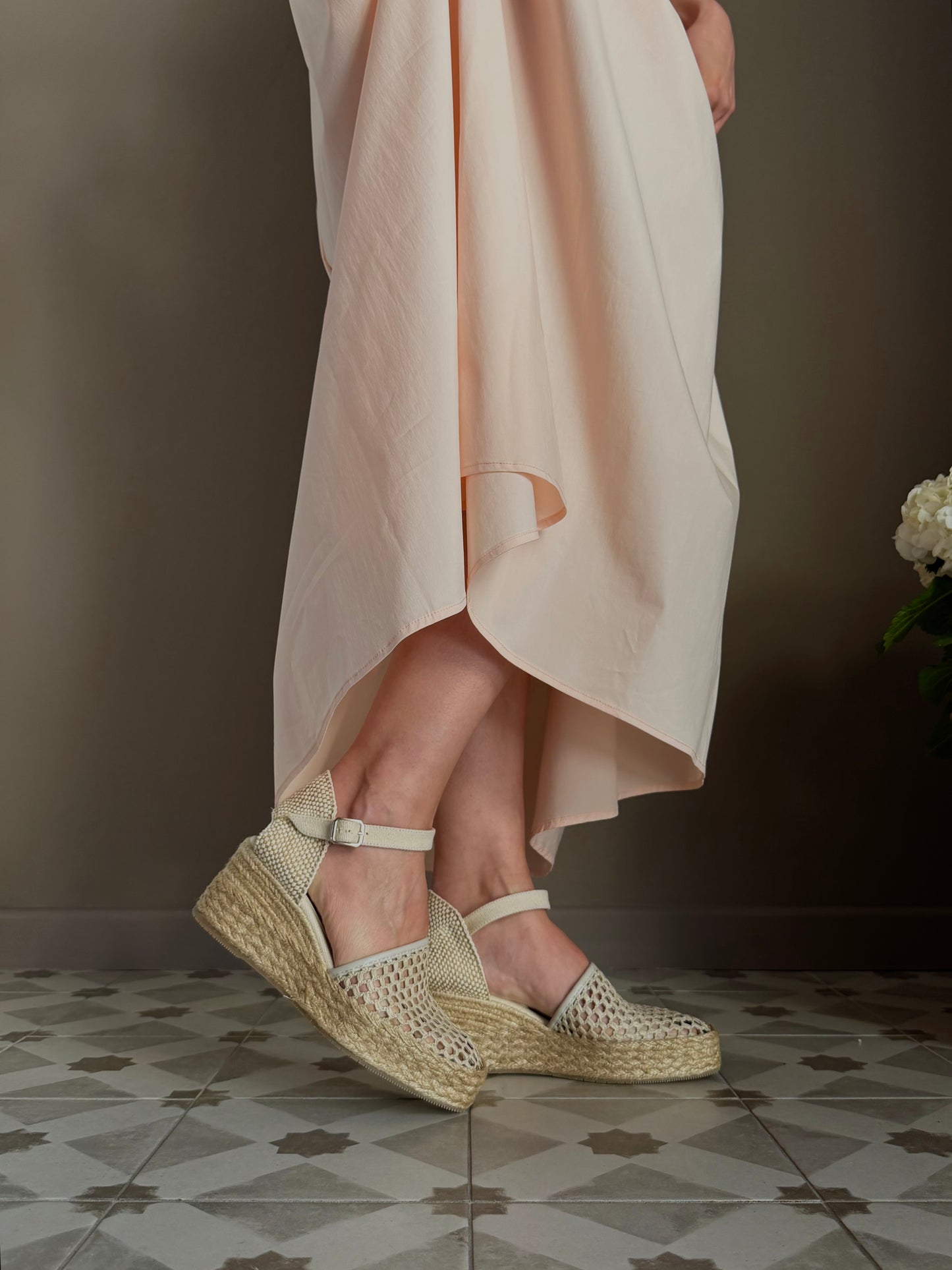 Sandalo con zeppa in corda in cotone traforato beige