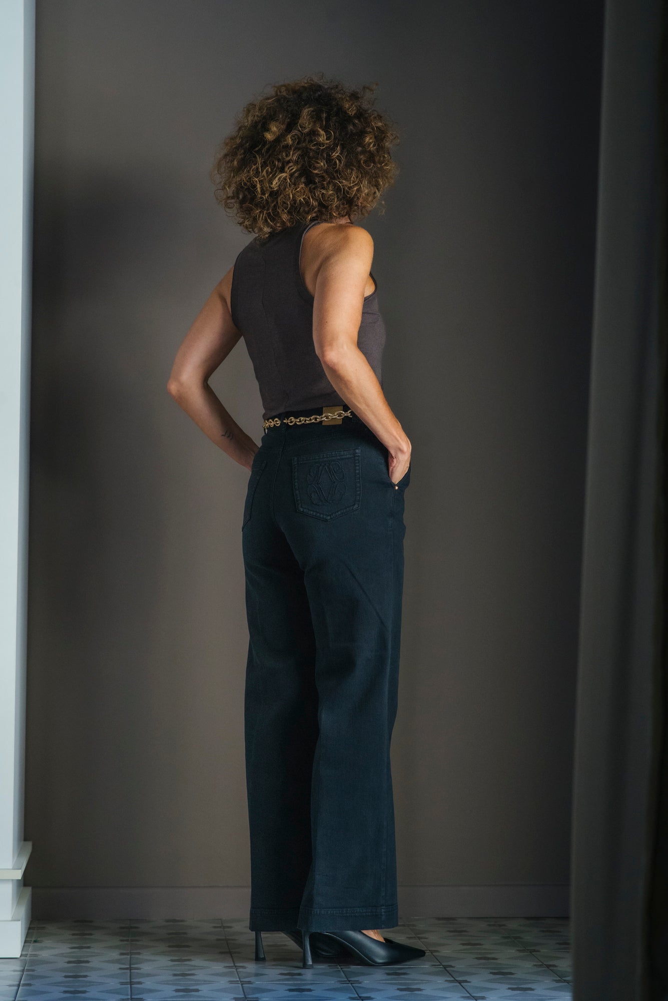 Pantalone denim gamba dritta Nero con catena.