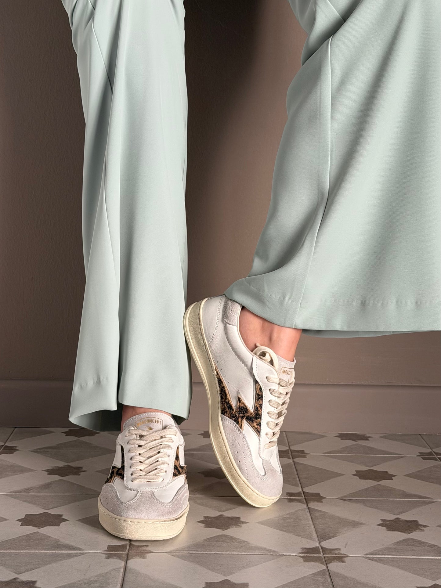 Sneakers in pelle e camoscio con dettaglio leo