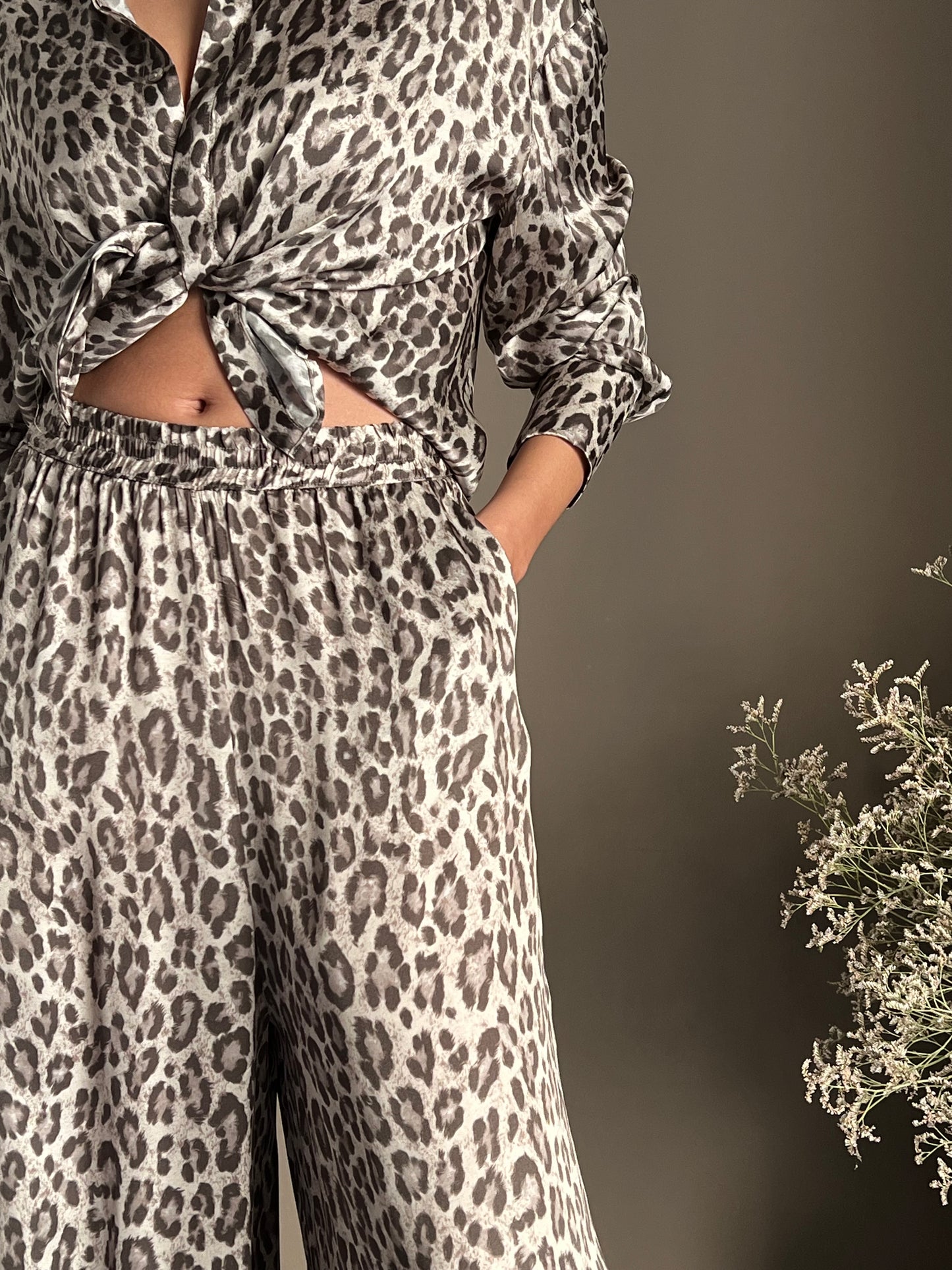 Pantalone in viscosa con stampa animalier
