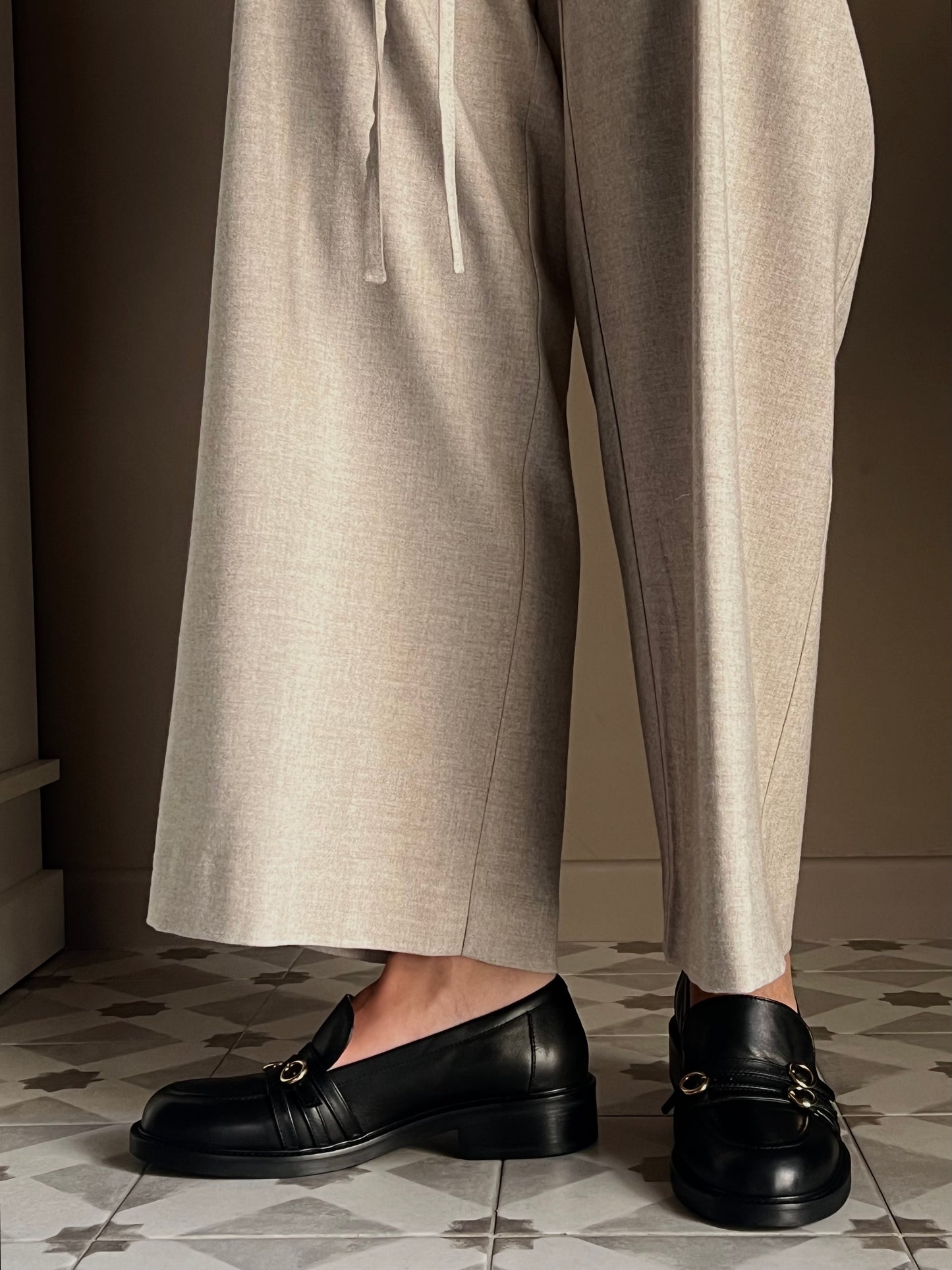 Mocassino in pelle con dettagli gold