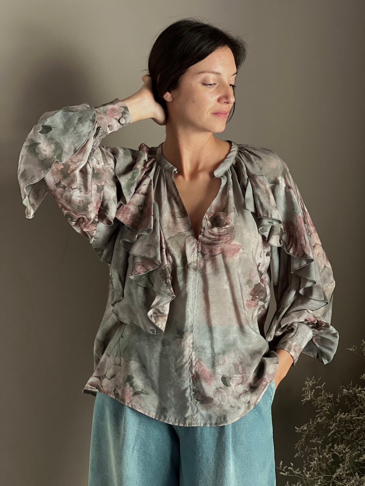 Camicia in fantasia con volant e maniche a sbuffo