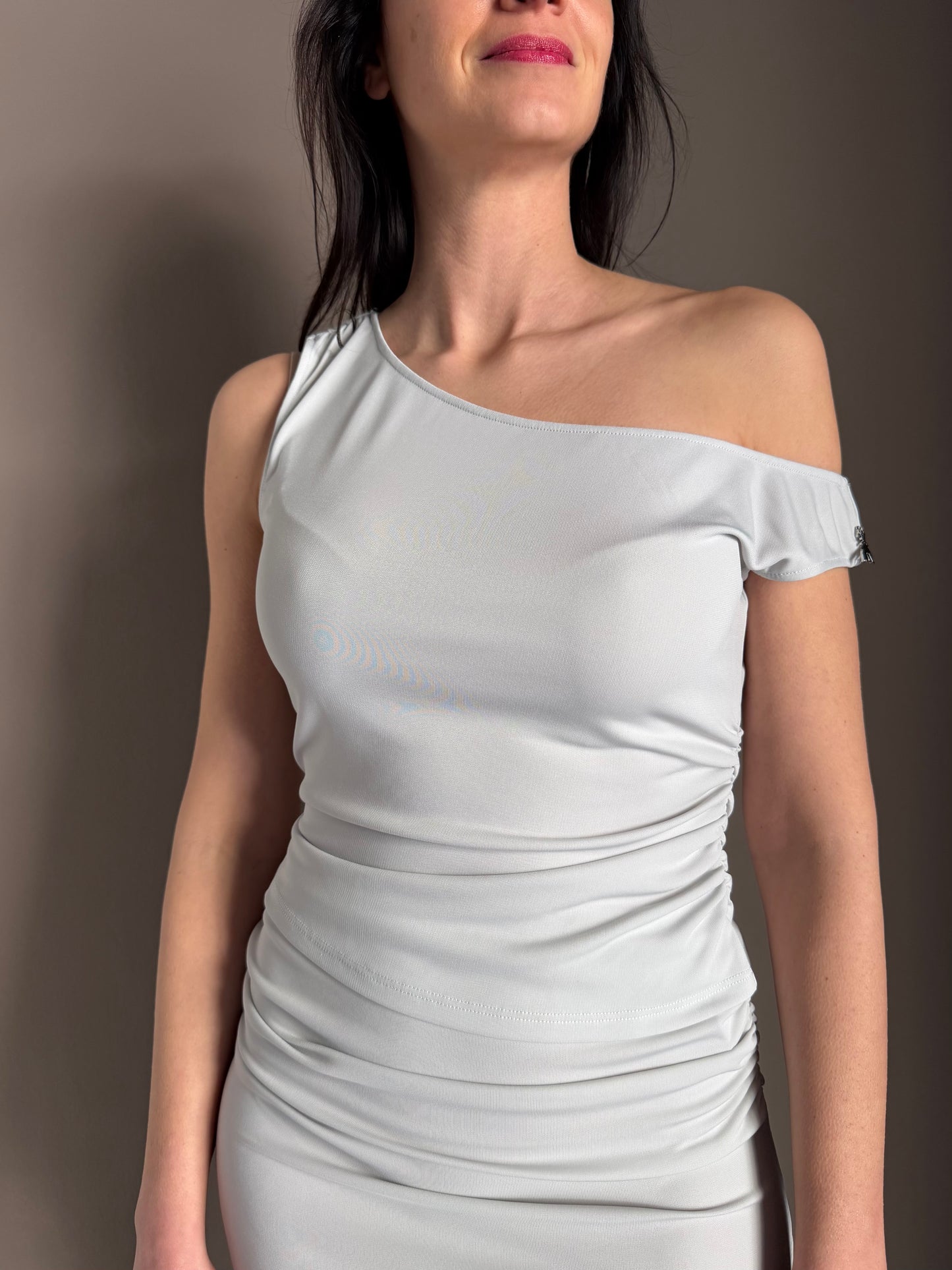 Top Monospalla con Arricciature grigio perla