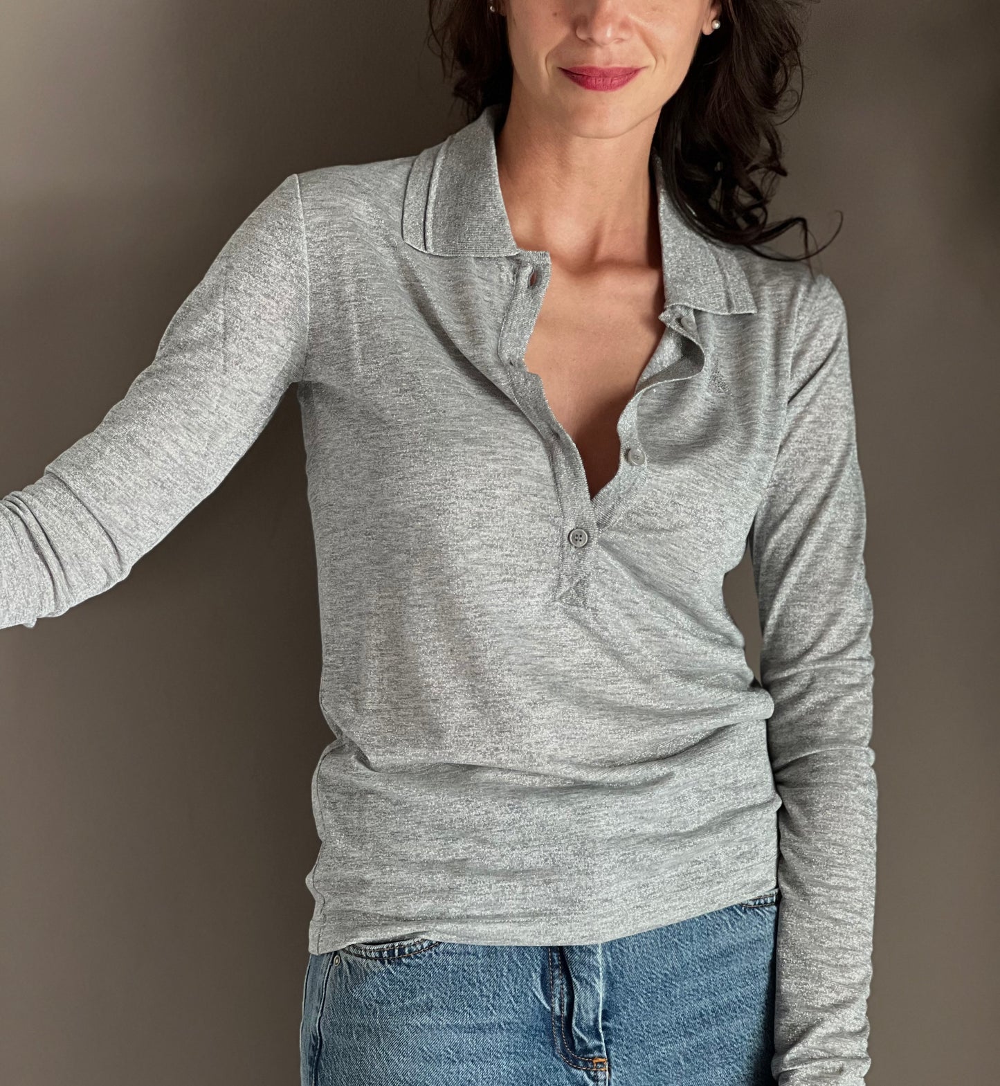 Polo in viscosa e lurex grigio perla