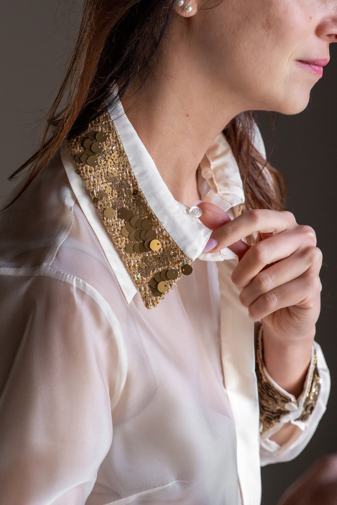 Blusa in organza con dettagli paillettes