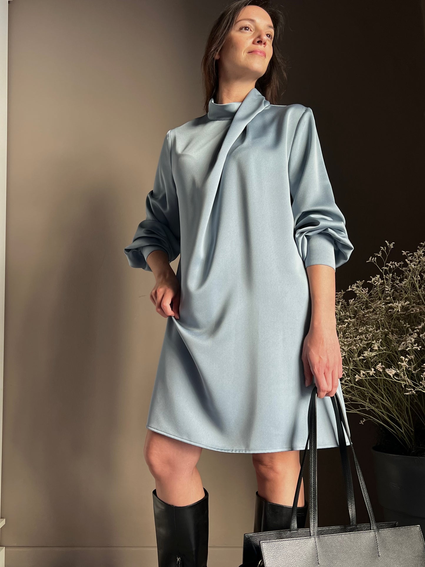 Abito in satin con collo drappeggiato light blu