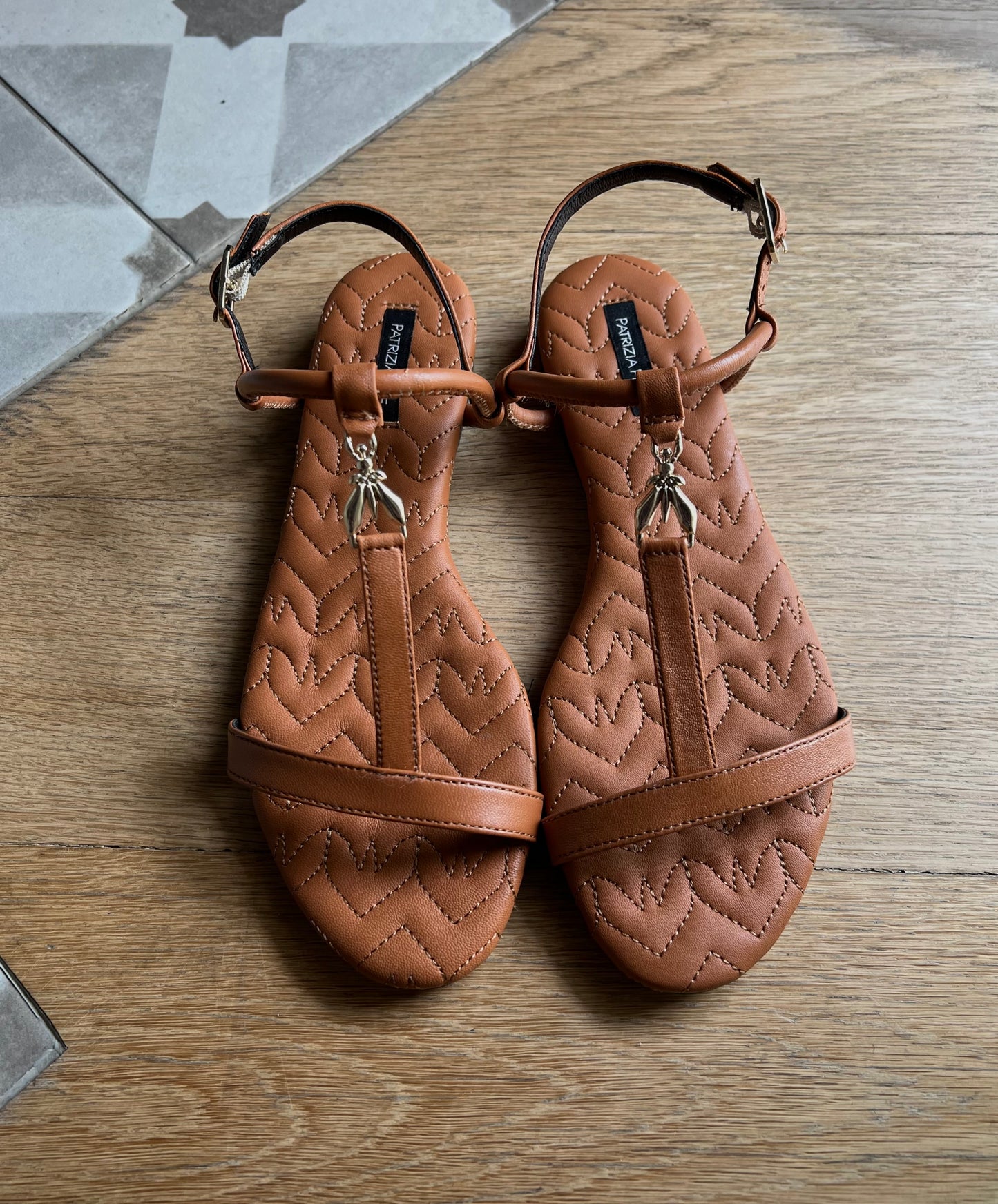 Sandalo flat in pelle tinta cuoio