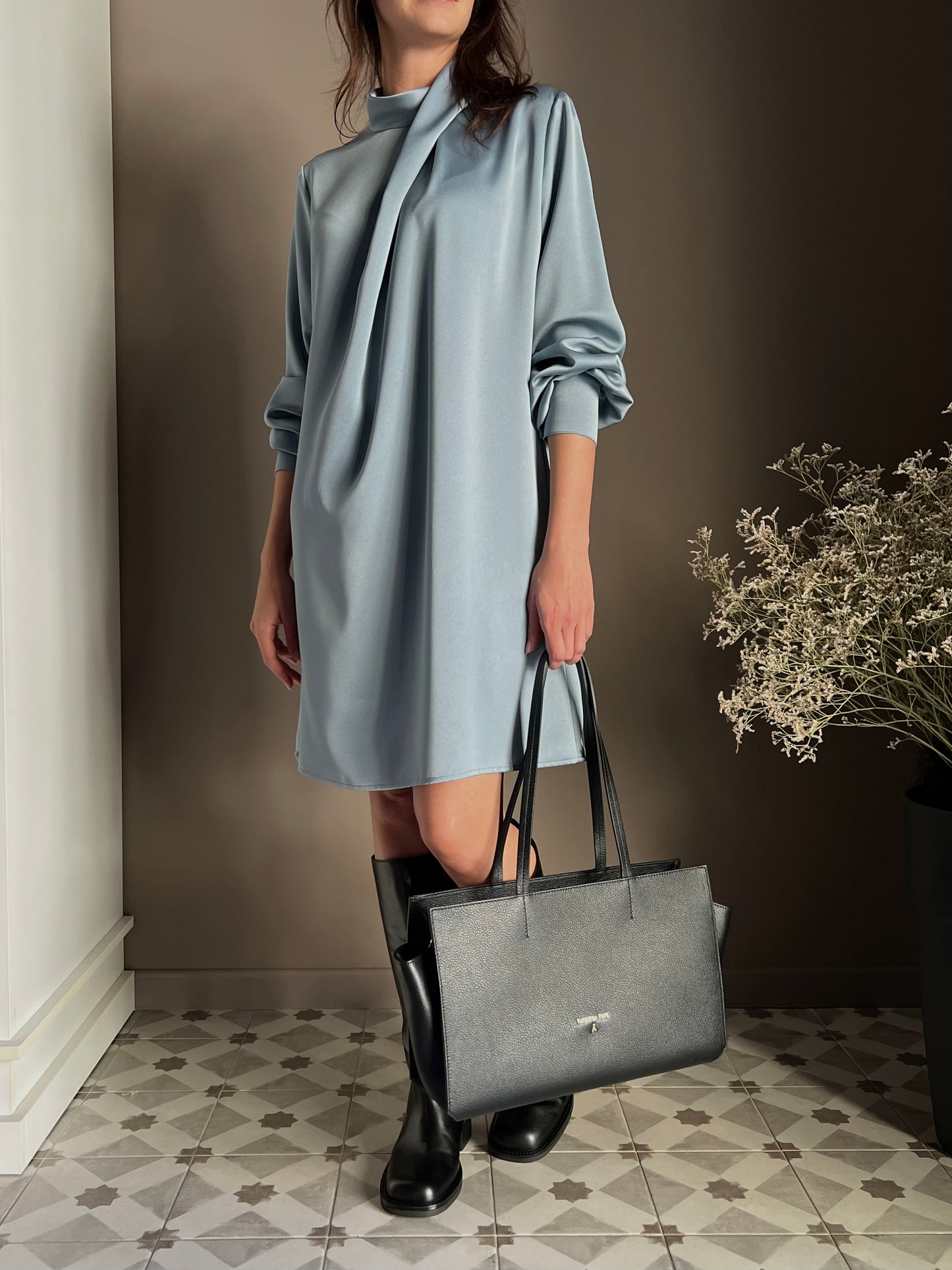 Abito in satin con collo drappeggiato light blu