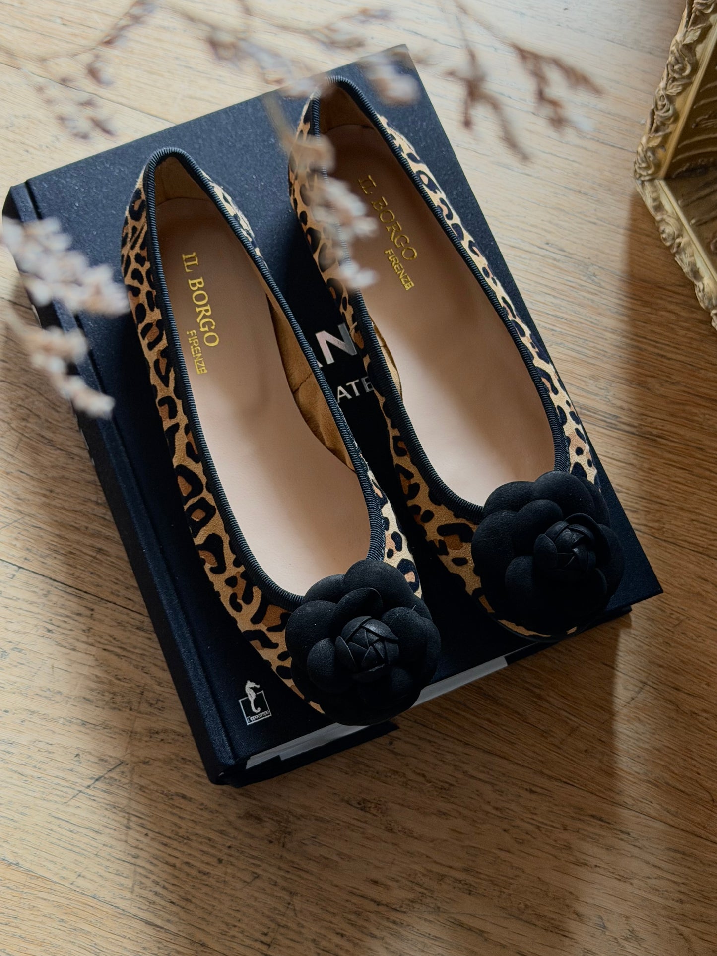 Ballerina camelia in camoscio animalier