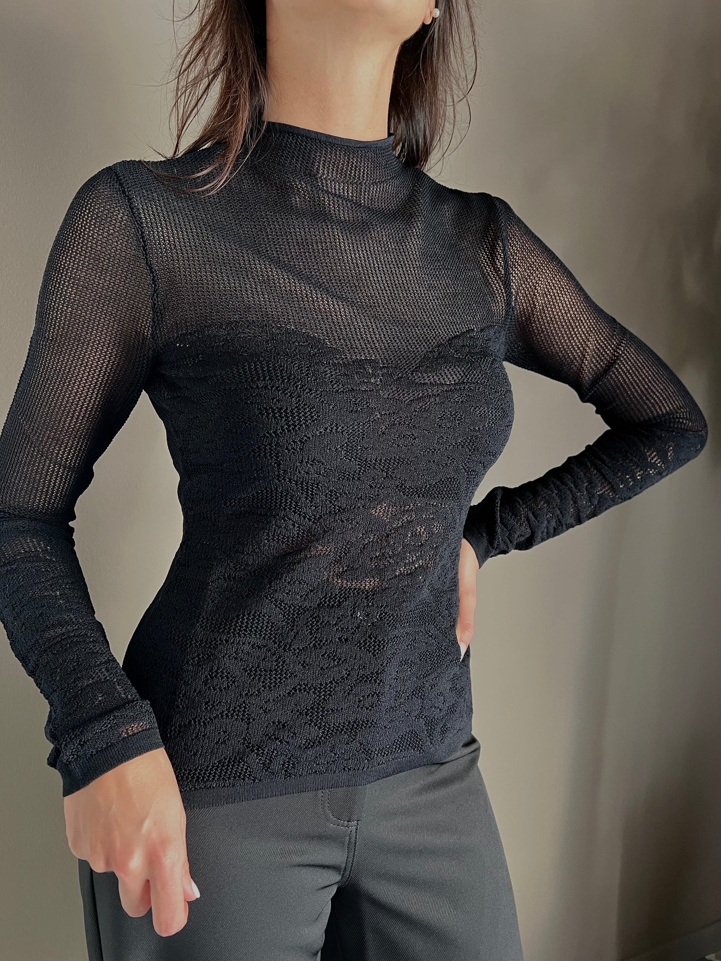 Maglia dolcevita a taglio vivo effetto pizzo