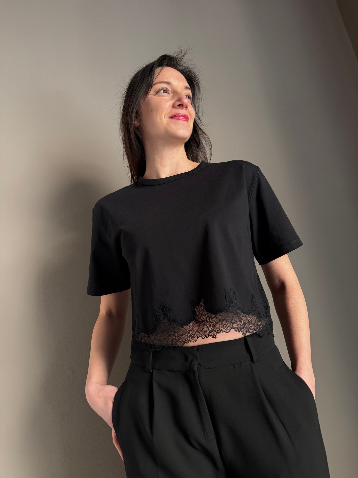 T-shirt cropped con inserto in pizzo