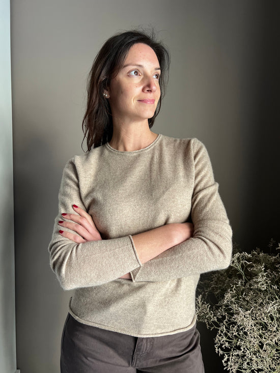 Maglia basic girocollo in 100% cashmere beige