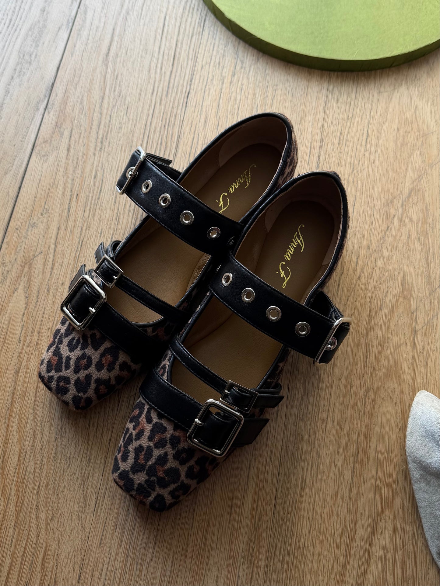 Mary Jane in camoscio maculato con fibbie a contrasto