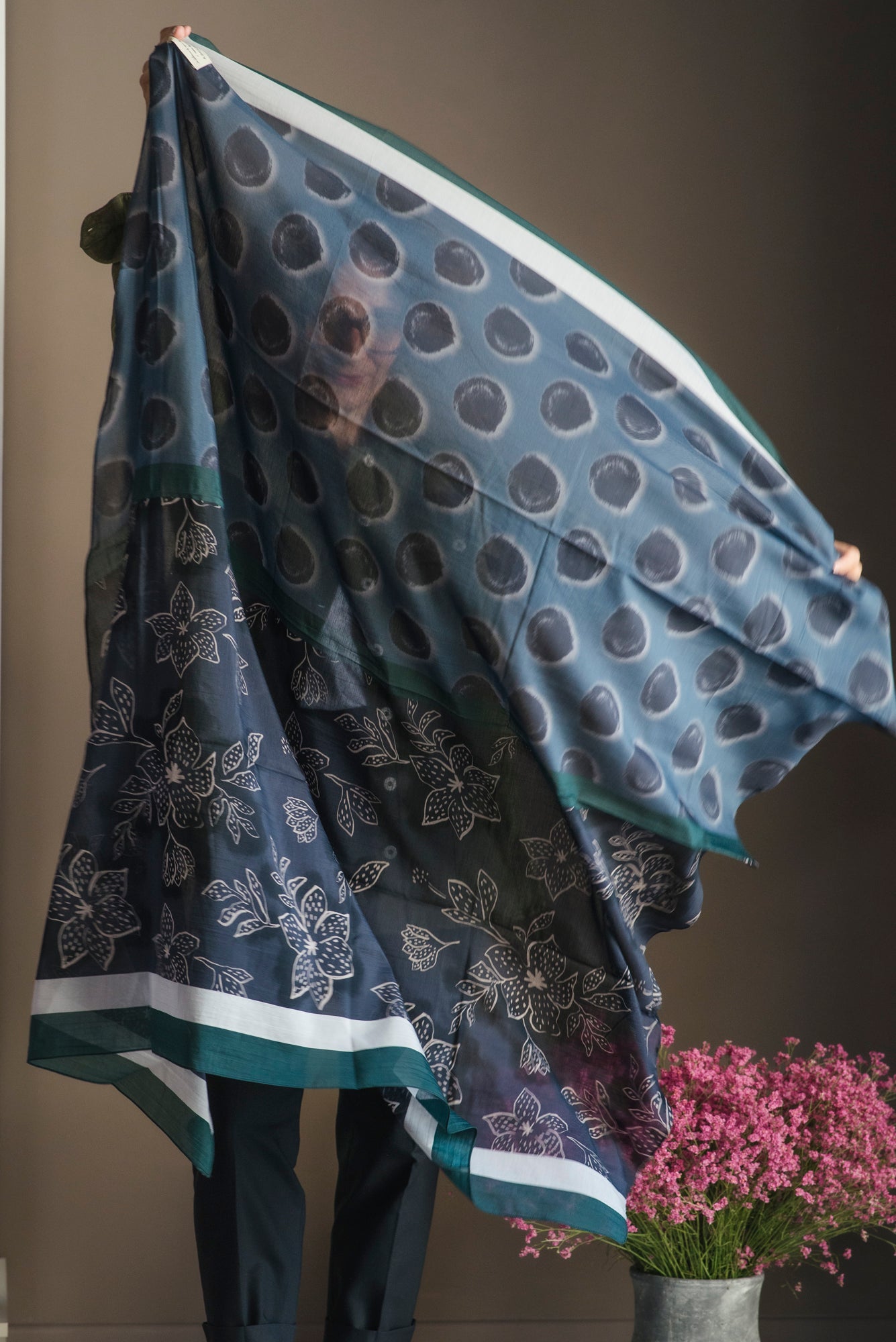 Foulard Alessia Santi in cotone e seta nero blu grigio