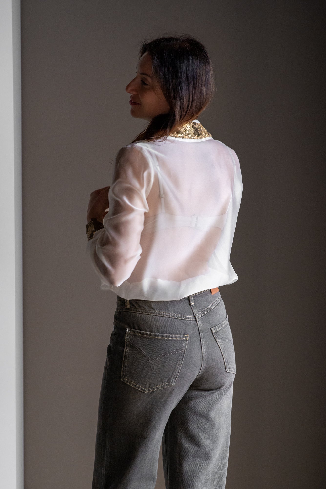 Blusa in organza con dettagli paillettes