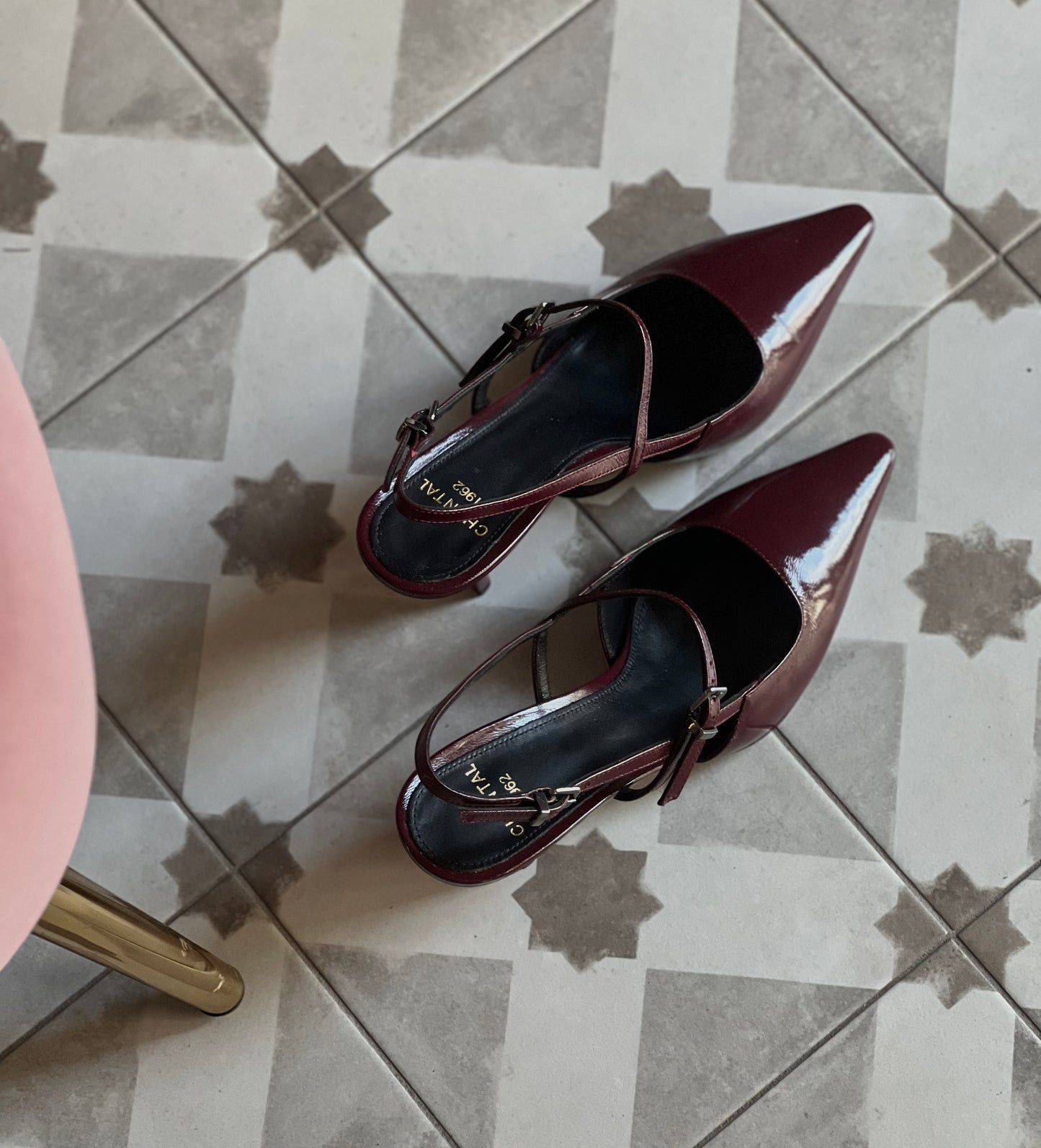 Slingback in vernice con tacco sottile