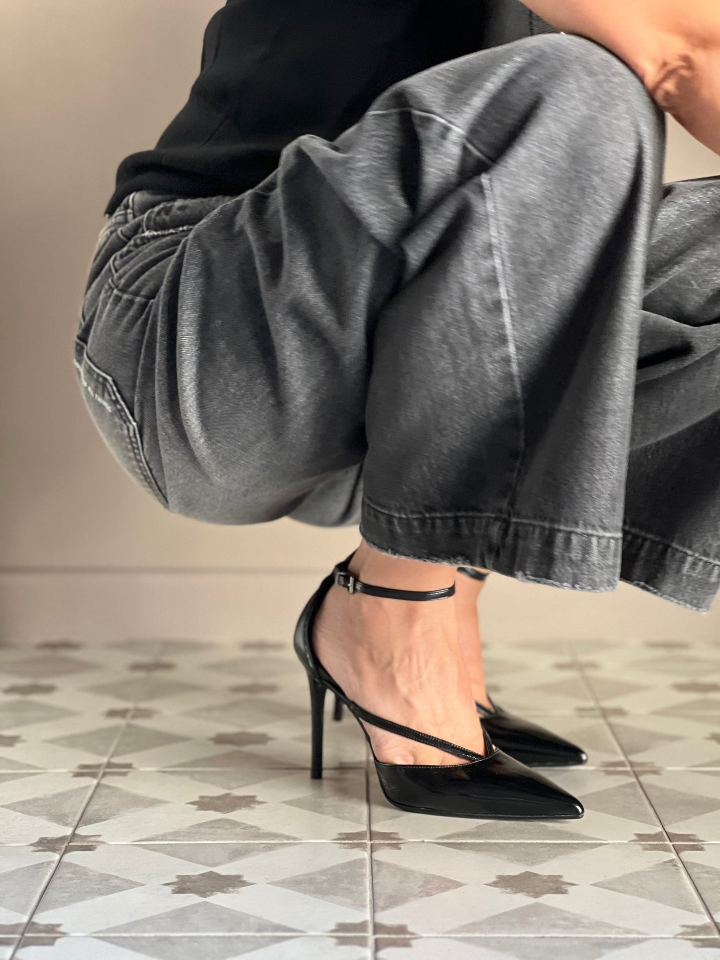 Decolletè in pelle con cinturini tacco 10cm