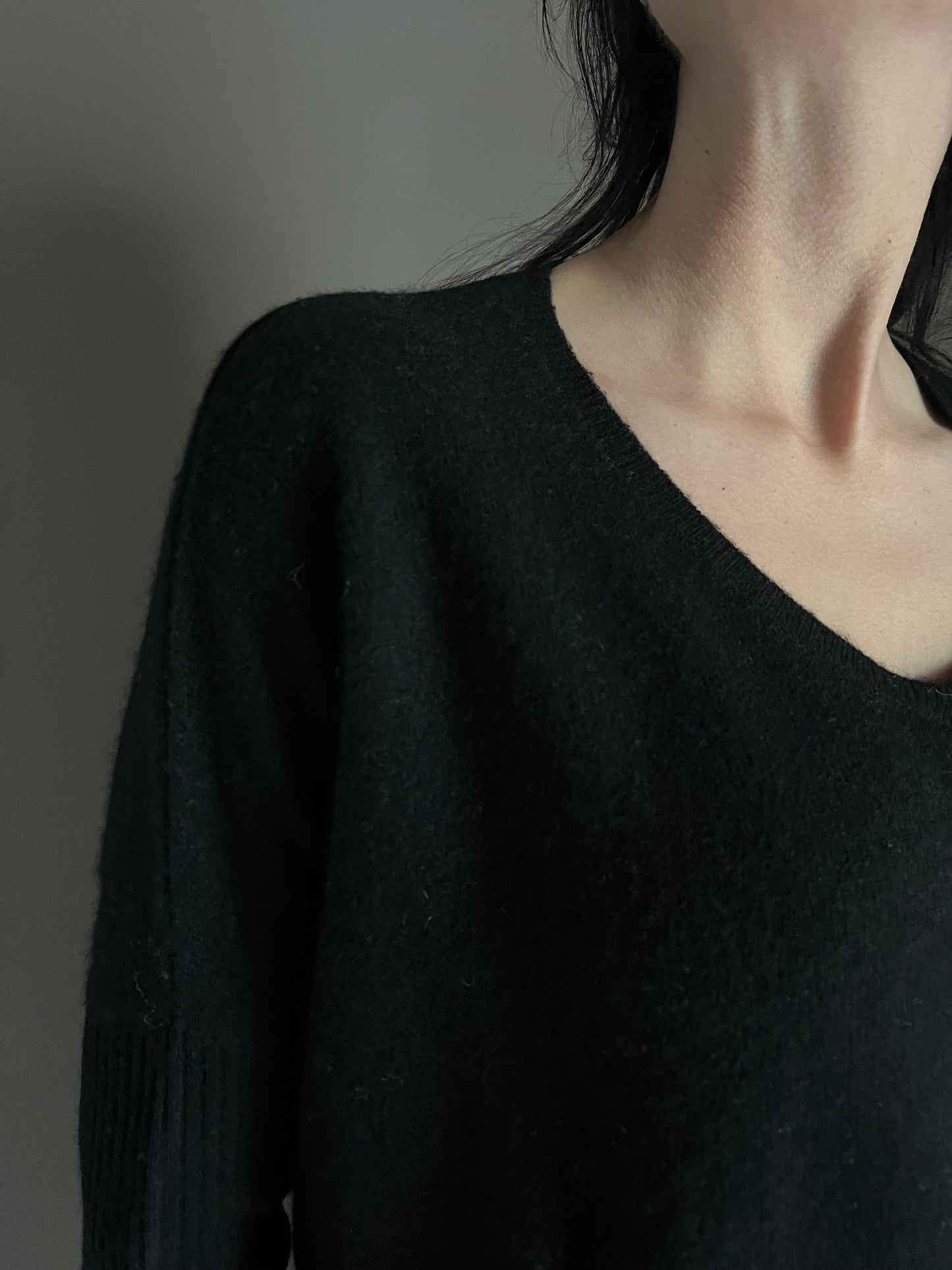 Maglia in cashmere over 100% cashemire maniche aderenti nera