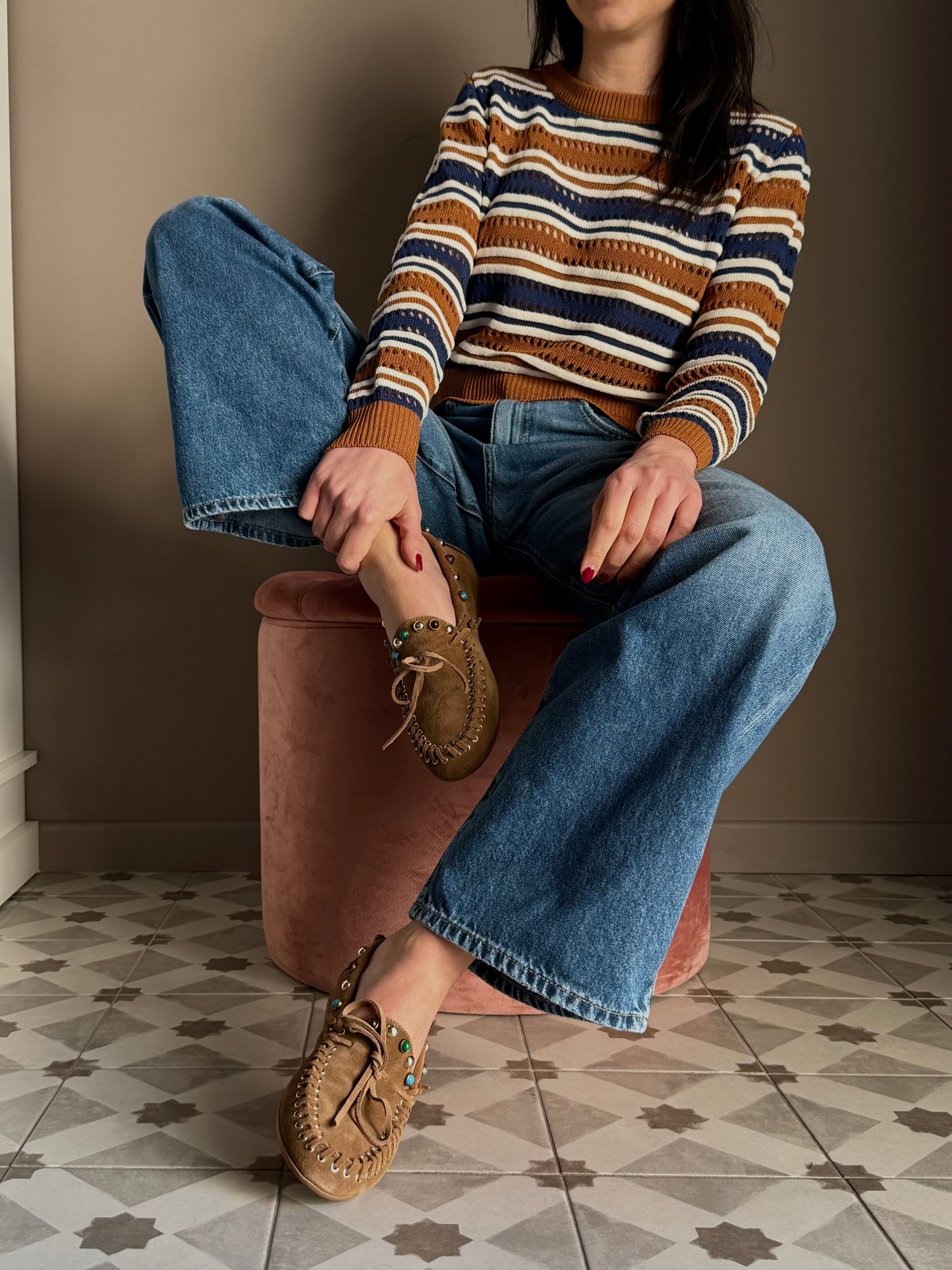 Mocassino in suede con borchiette