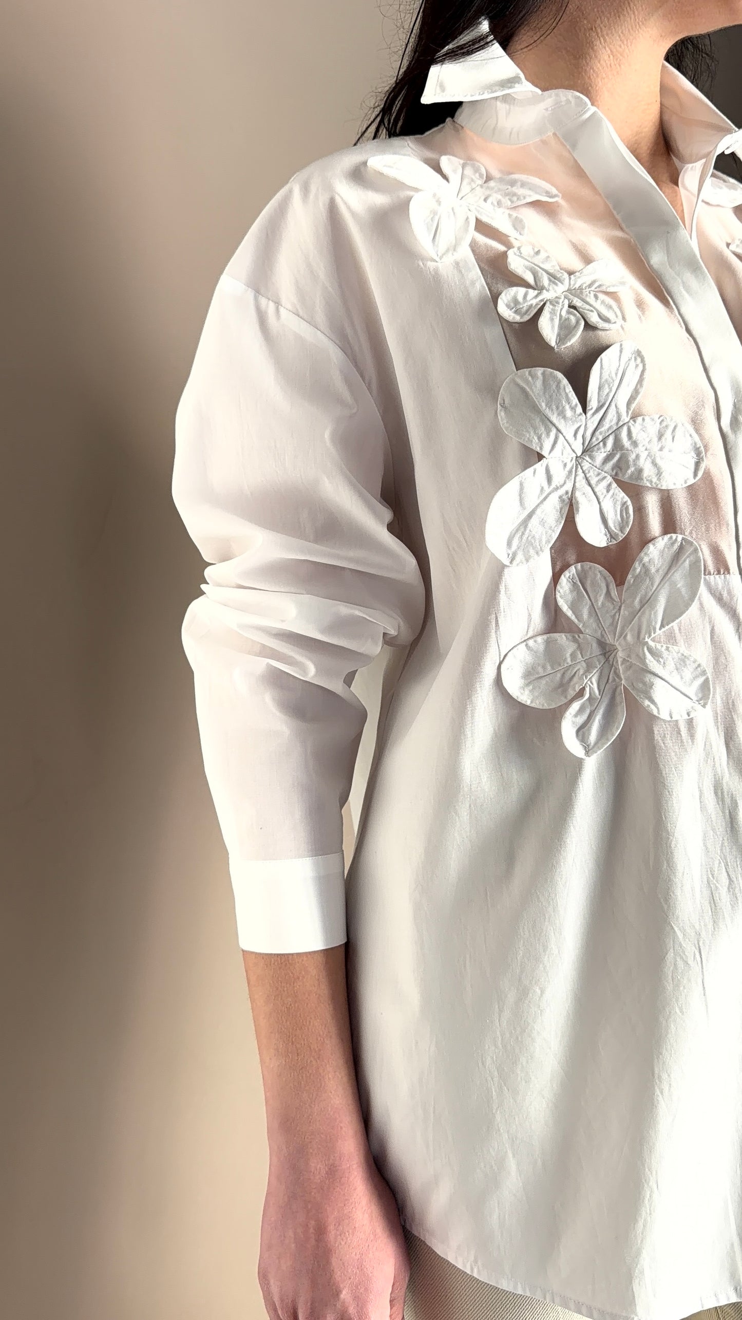 Camicia in cotone con intarsi floreali