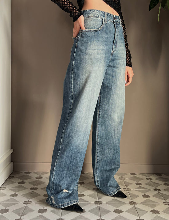 Pantalone in denim con strappo sul fondo