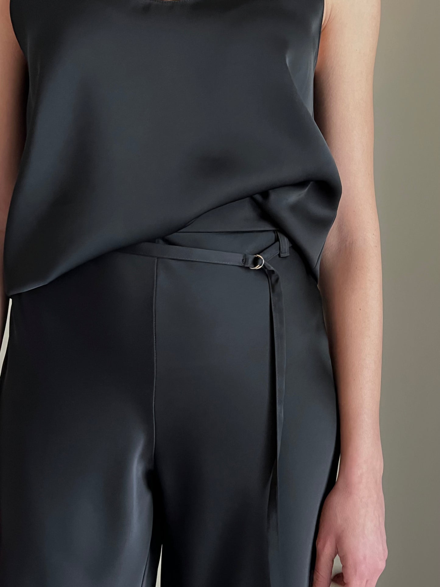 Pantaloni in raso con cinturino