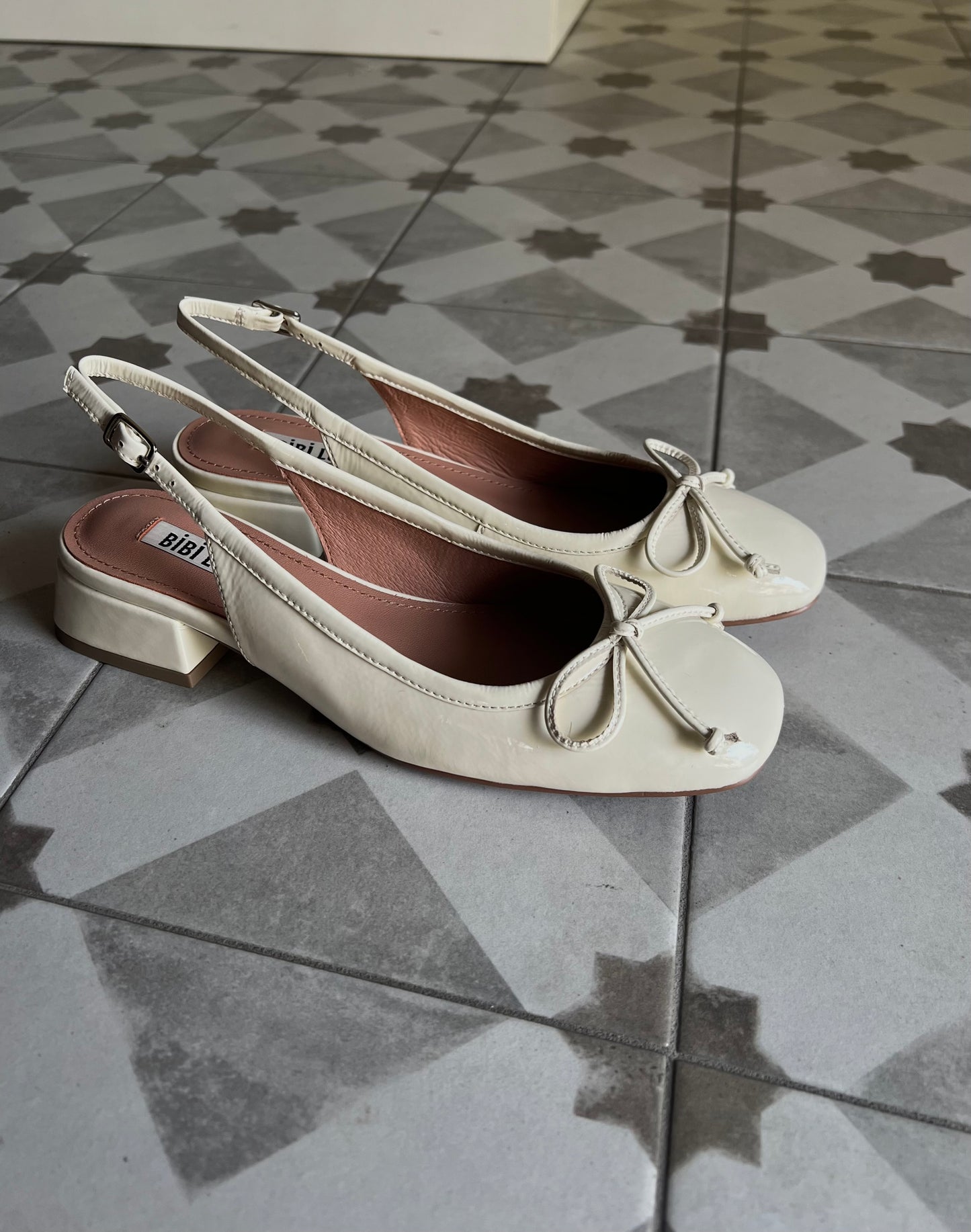 Slingback in vernice  con fiocchetto